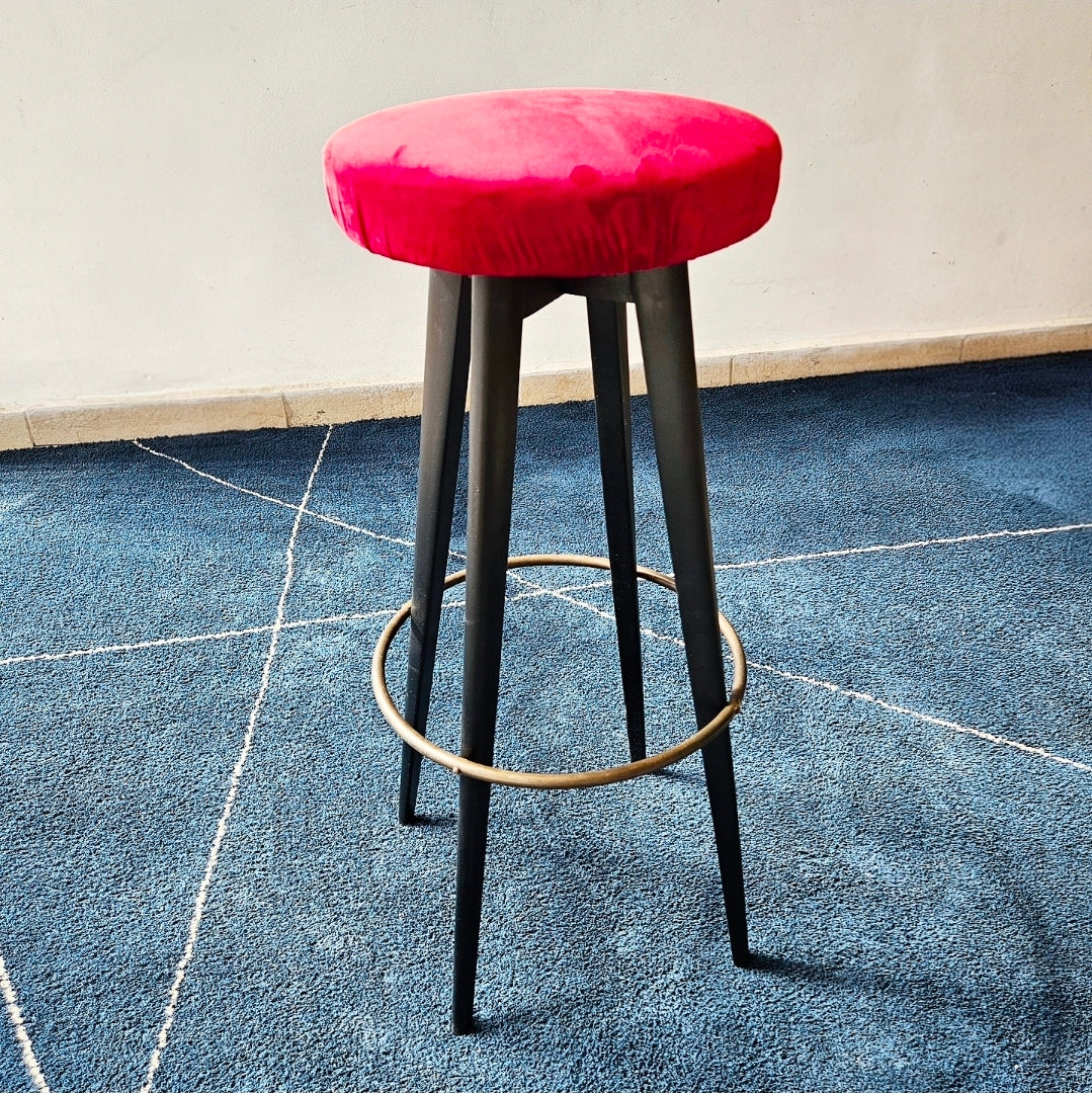 BANQUETA ANOS 50 PÉ PALITO EM VELUDO VERMELHO