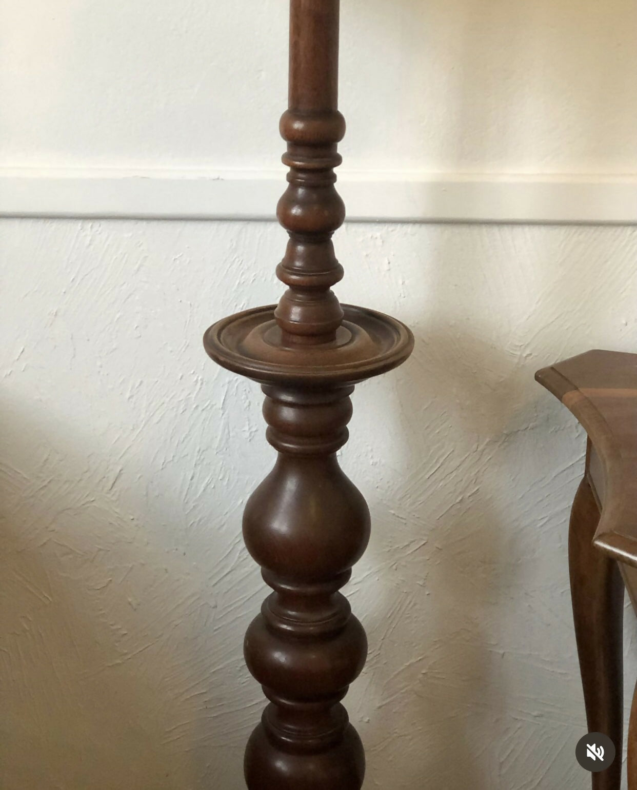 Luminária de chão em madeira torneada