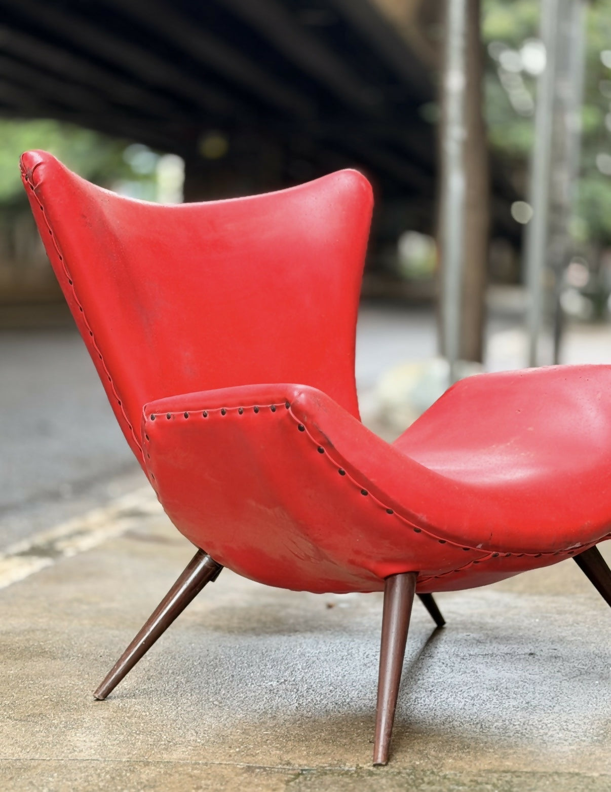 Poltrona Pé Palito Vermelha - Estilo Egg anos 70