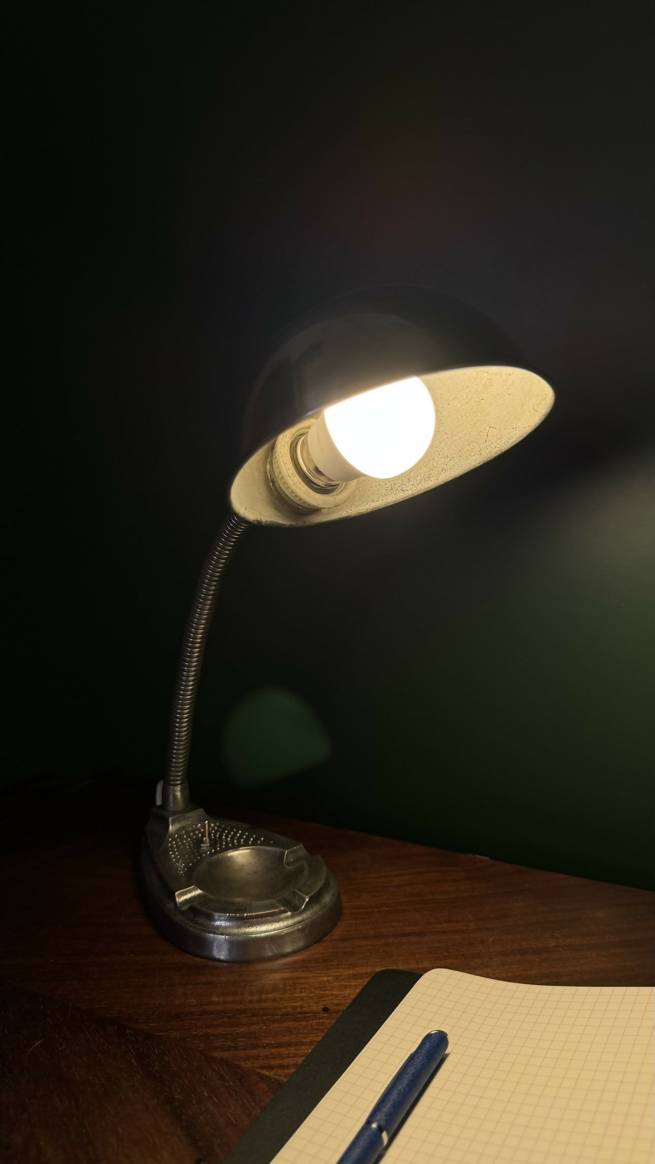 luminária vintage com cinzeiro