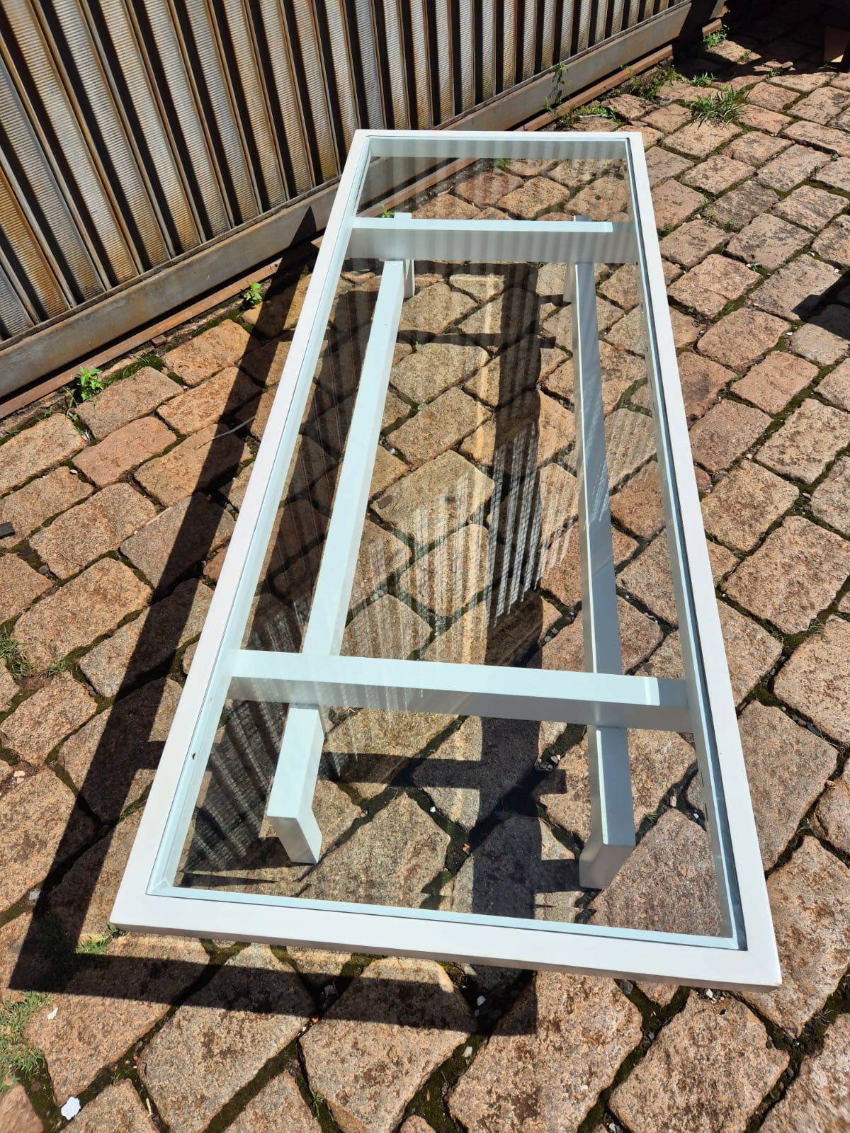 Mesa ds centro branco e preto, réplica anos 2000