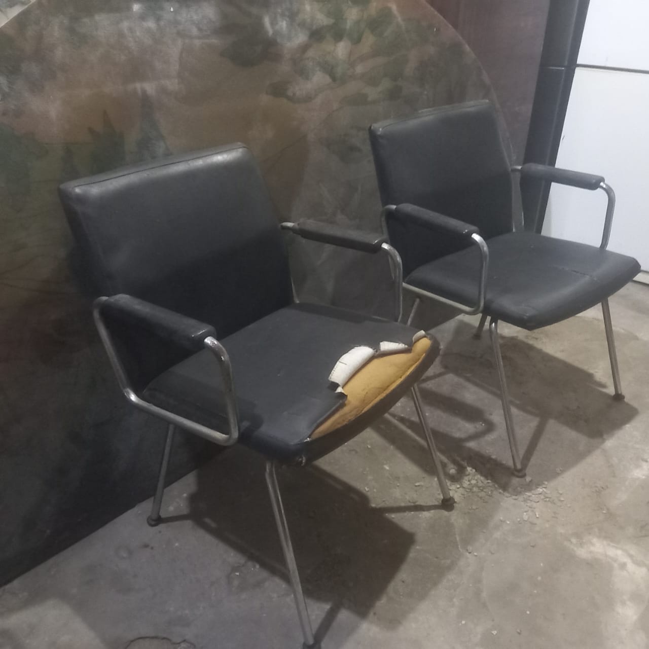 Par de cadeiras cromadas com braço e estofado preto 