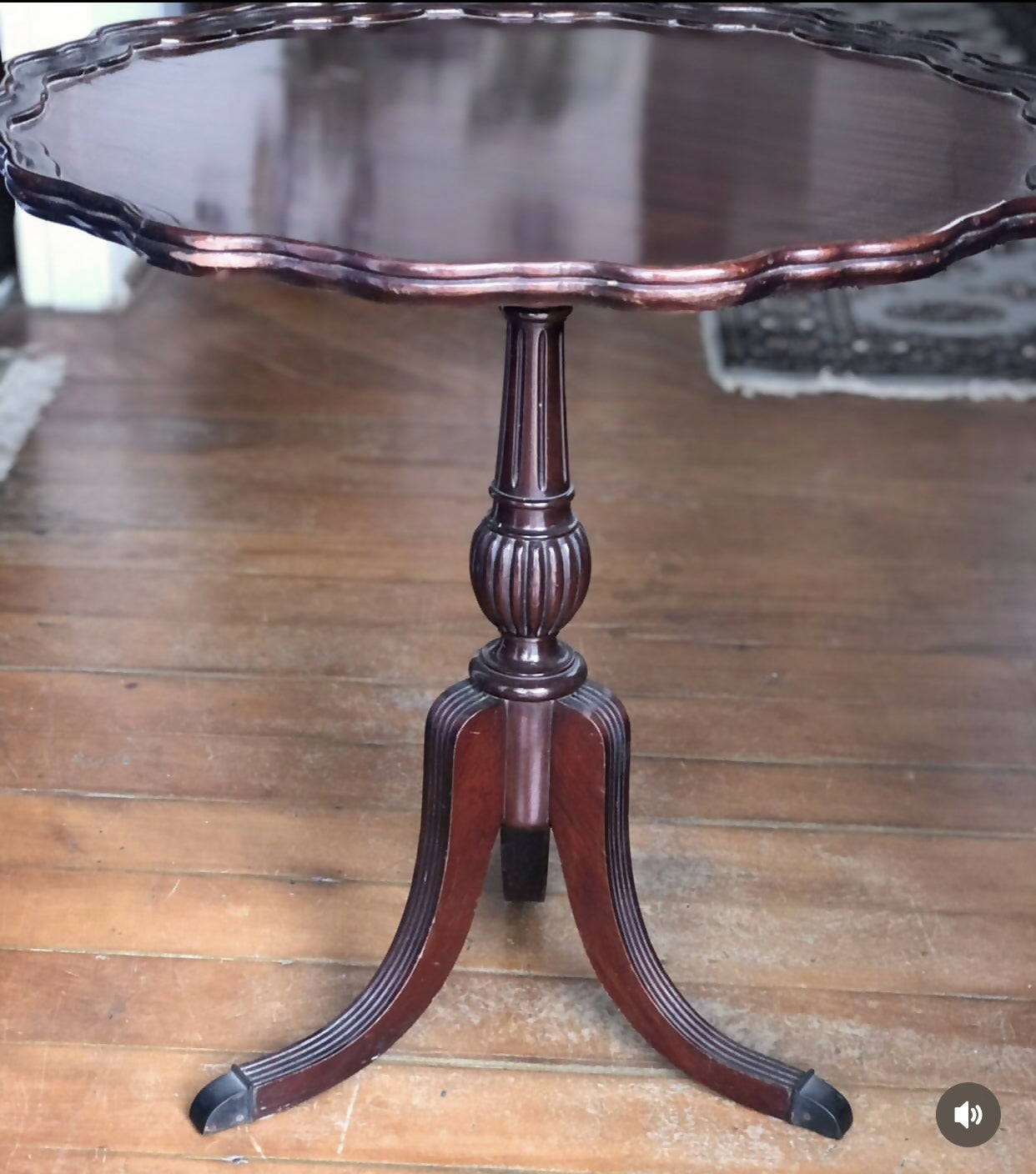 Mesinha de apoio redonda estilo inglês