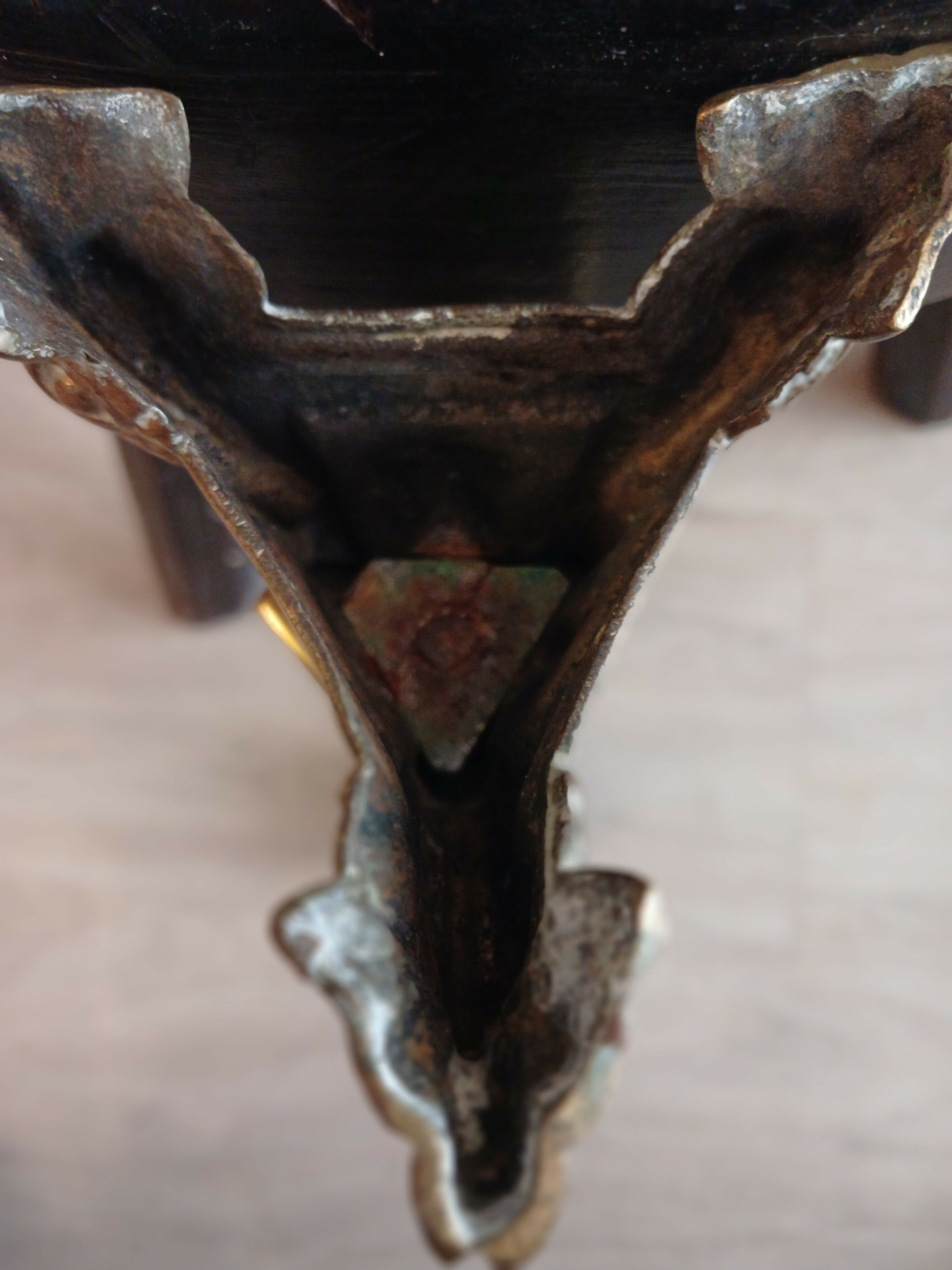 Castiçal antigo em metal estilo neoclássico