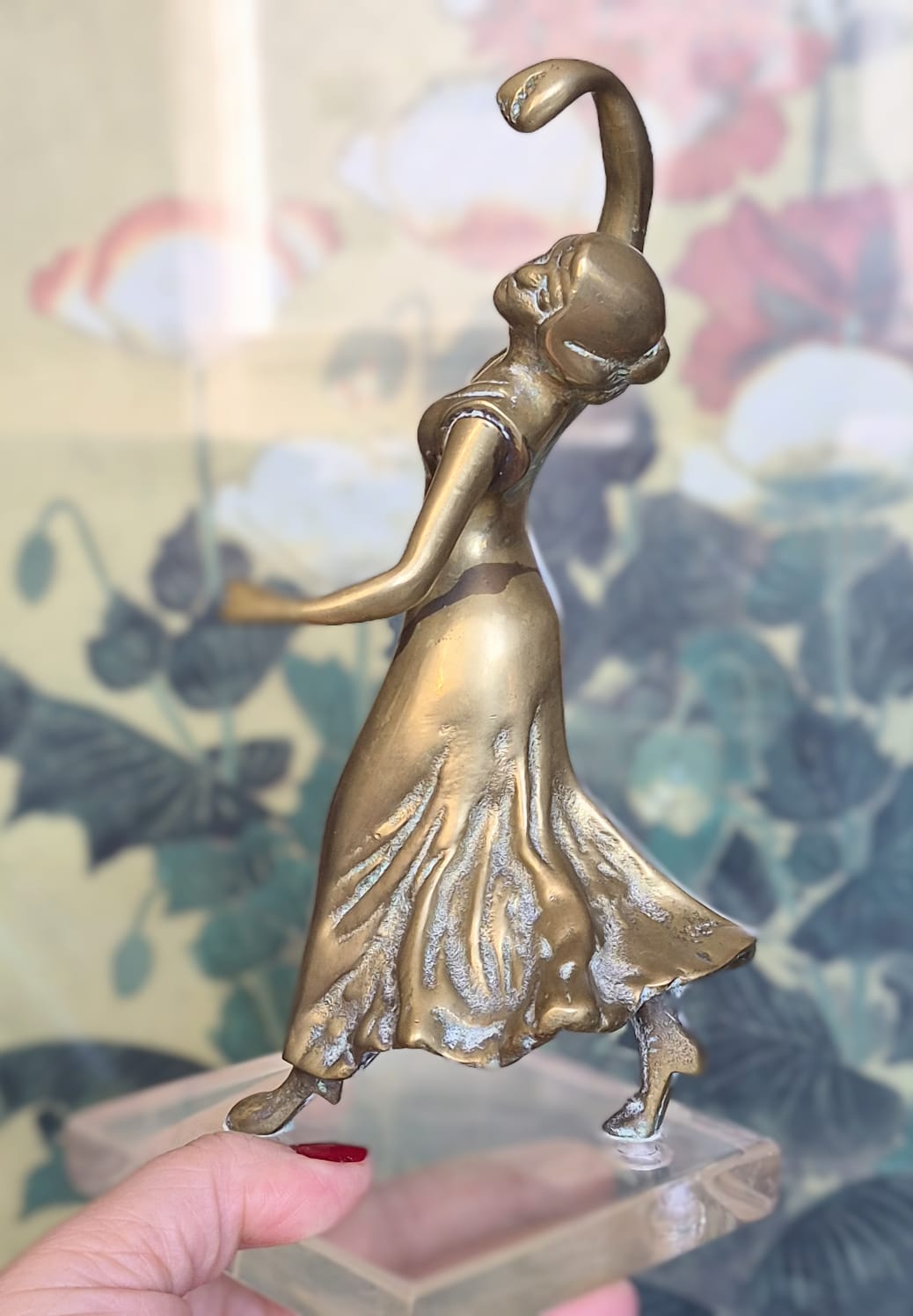Escultura em bronze maciço representando bailarina,  mulher dançando 💃,  com base em acrílico.  Efeito decorativo incrível!