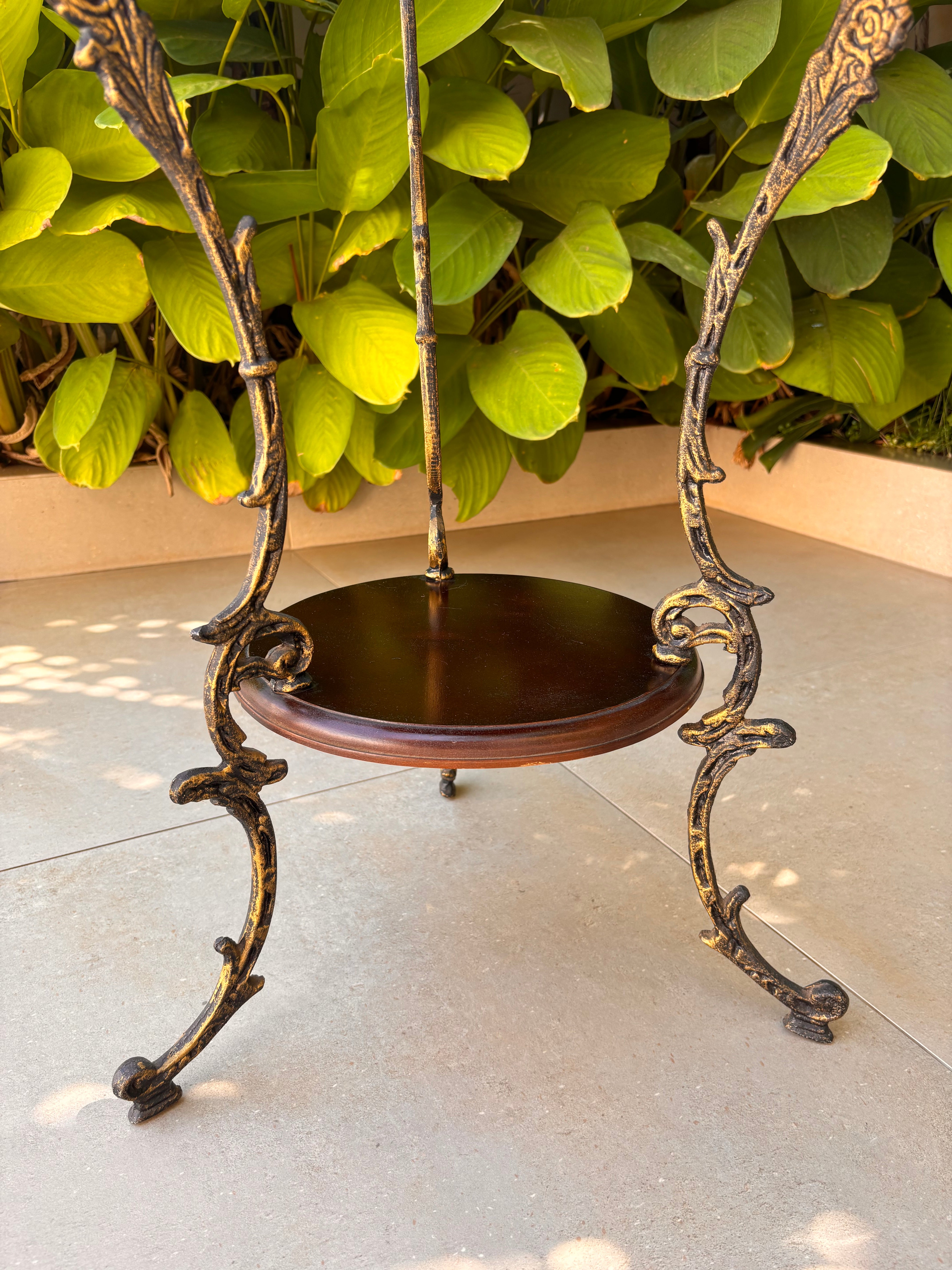  Antiga Mesinha Lateral Guéridon / Pedestal Floreira em metal fundido trabalhado  e Madeira – Anos 60
