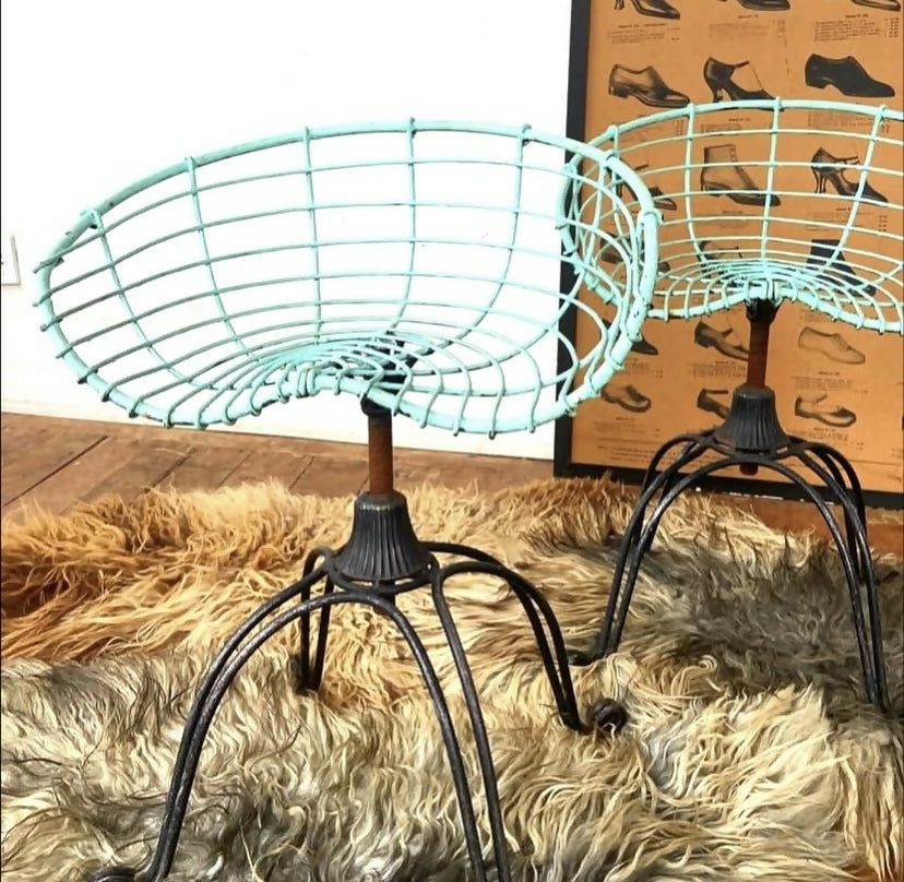 Banquetas aramadas tipo assento de trator