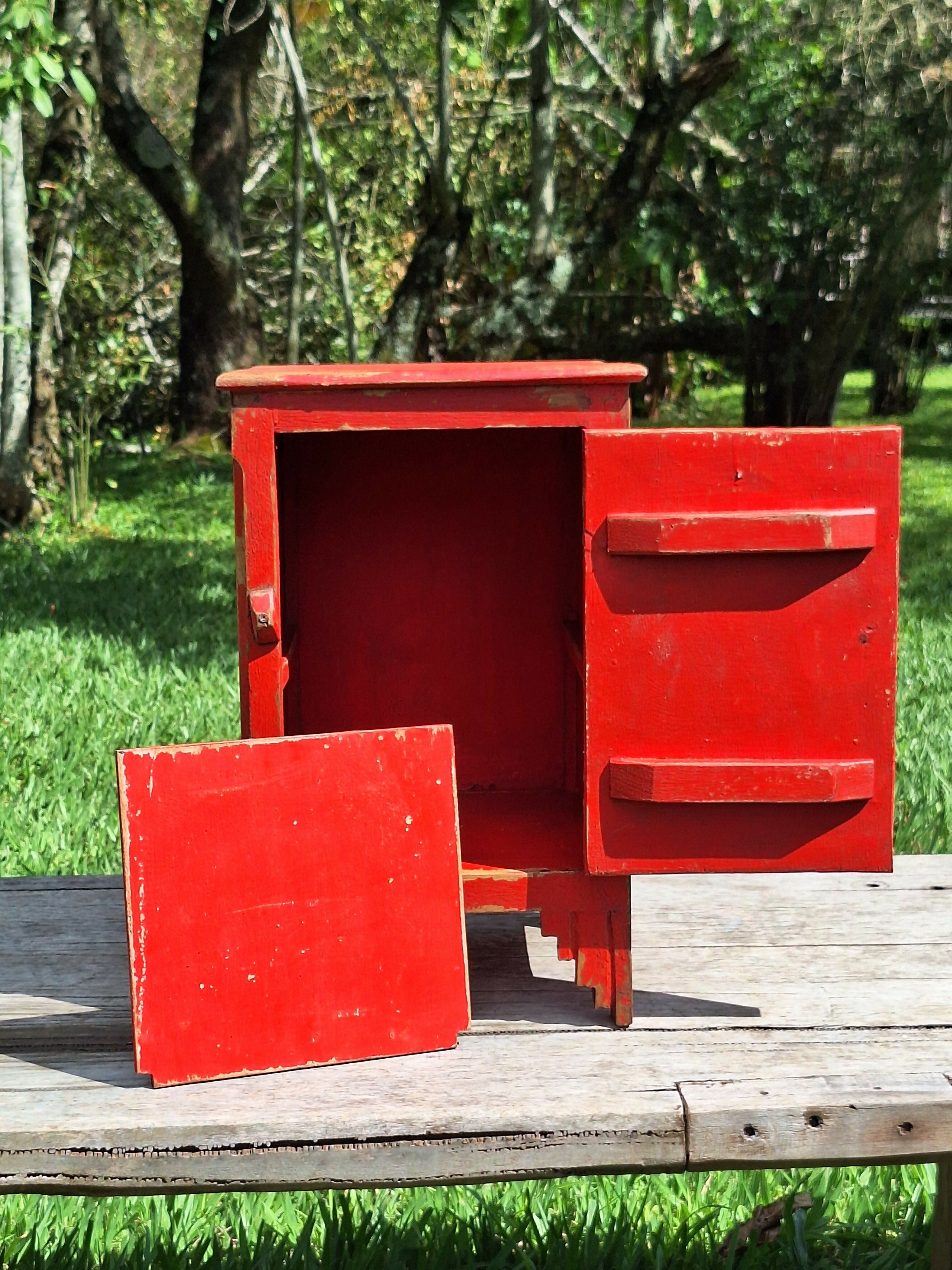 Mesinha de Cabeceira / Armarinho Tinta Gasta Vermelha Madeira Maciça Garimpo Mineiro