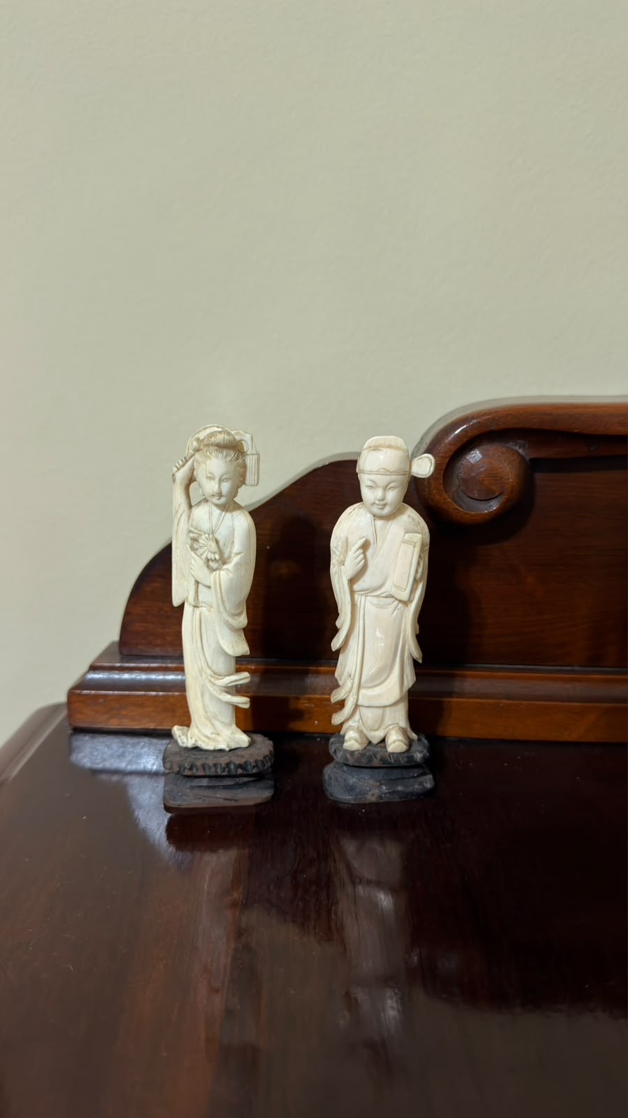 Par de Esculturas em Marfim — Casal Chinês em Trajes Típicos