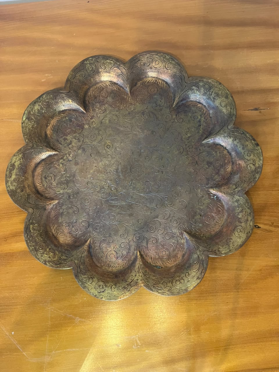 Bandeja Decorativa Oriental em Latão Gravado em formato floral 