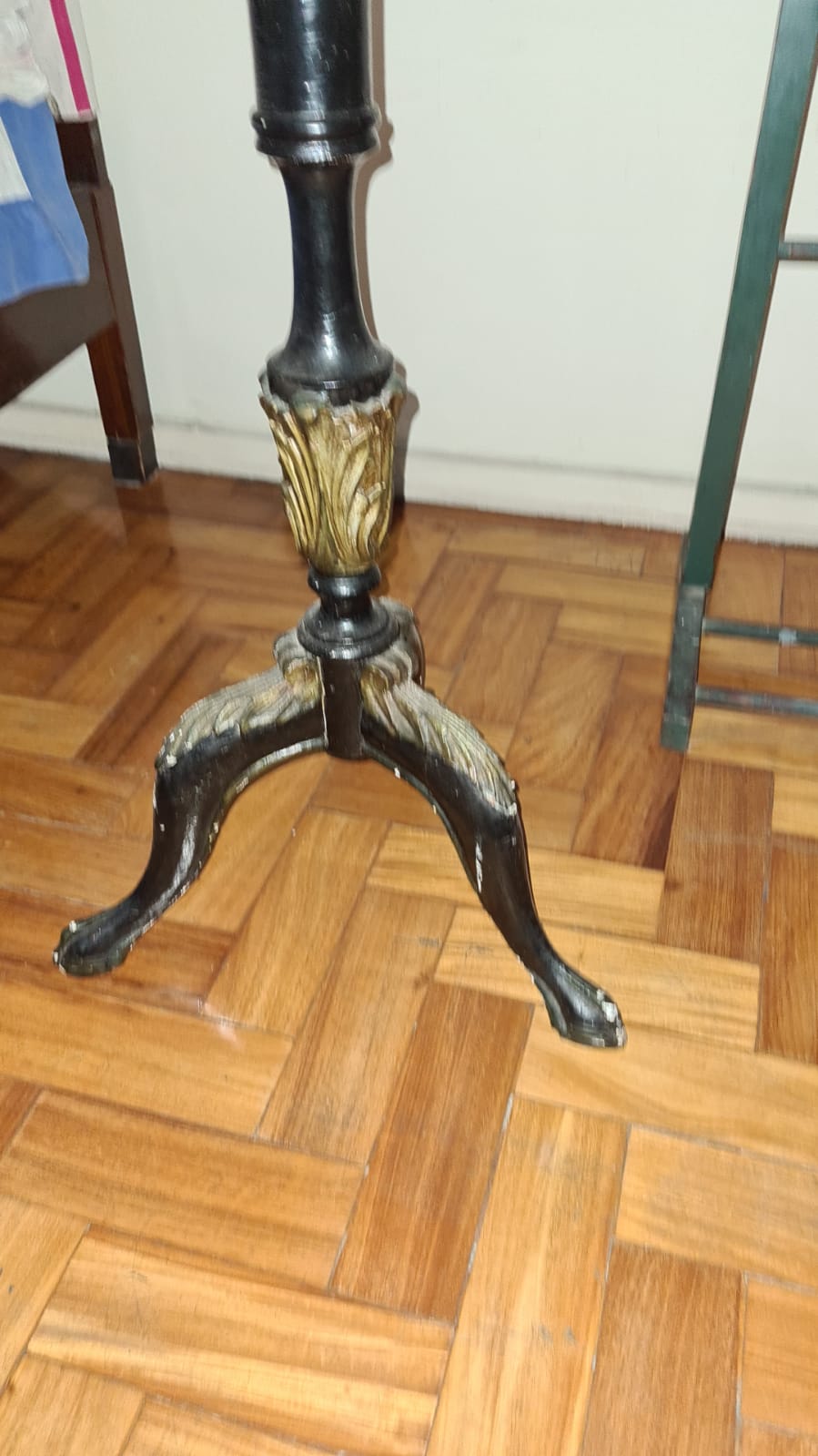 Mesinha arredondada estilo francês tipo tilt top madeira ebanizada 