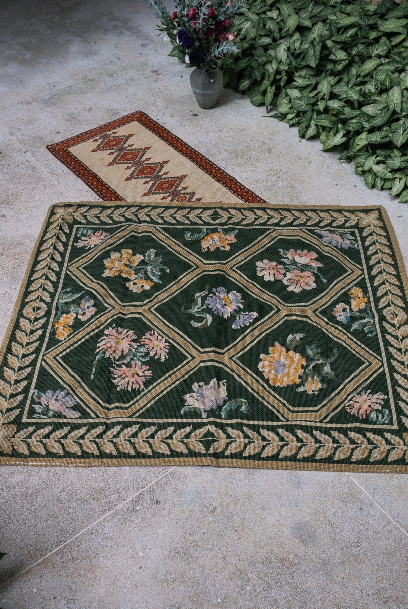 Tapeçaria / tapete bordado à mão Casa Caiada com fundo verde e motivos florais 