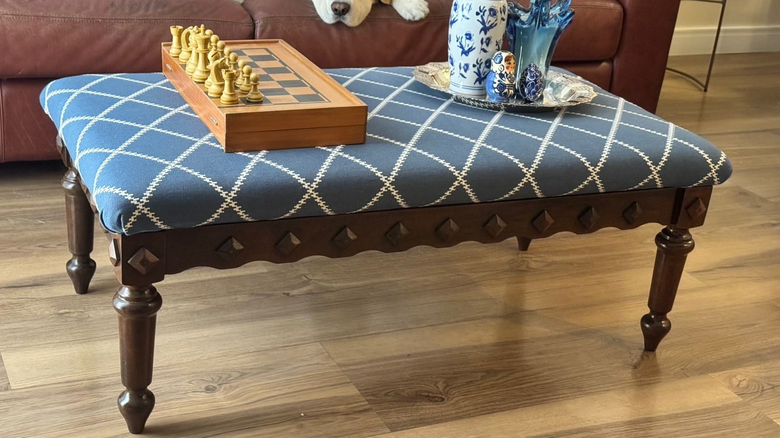 MESA DE CENTRO / BANCO OU APOIO PARA PÉS COM TECIDO AZUL