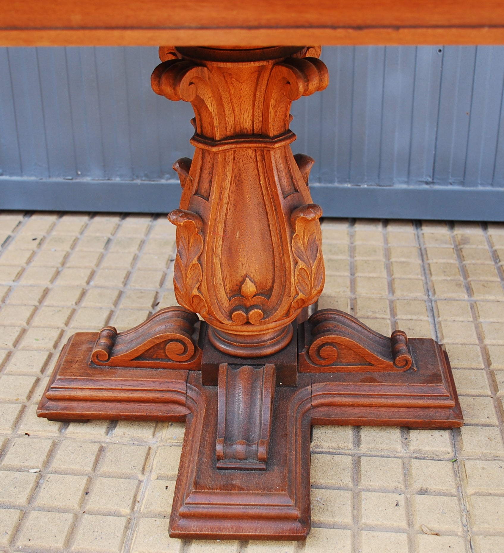 Mesa de centro quadrada vintage ANOS 50 em madeira maciça com tampo em couro.