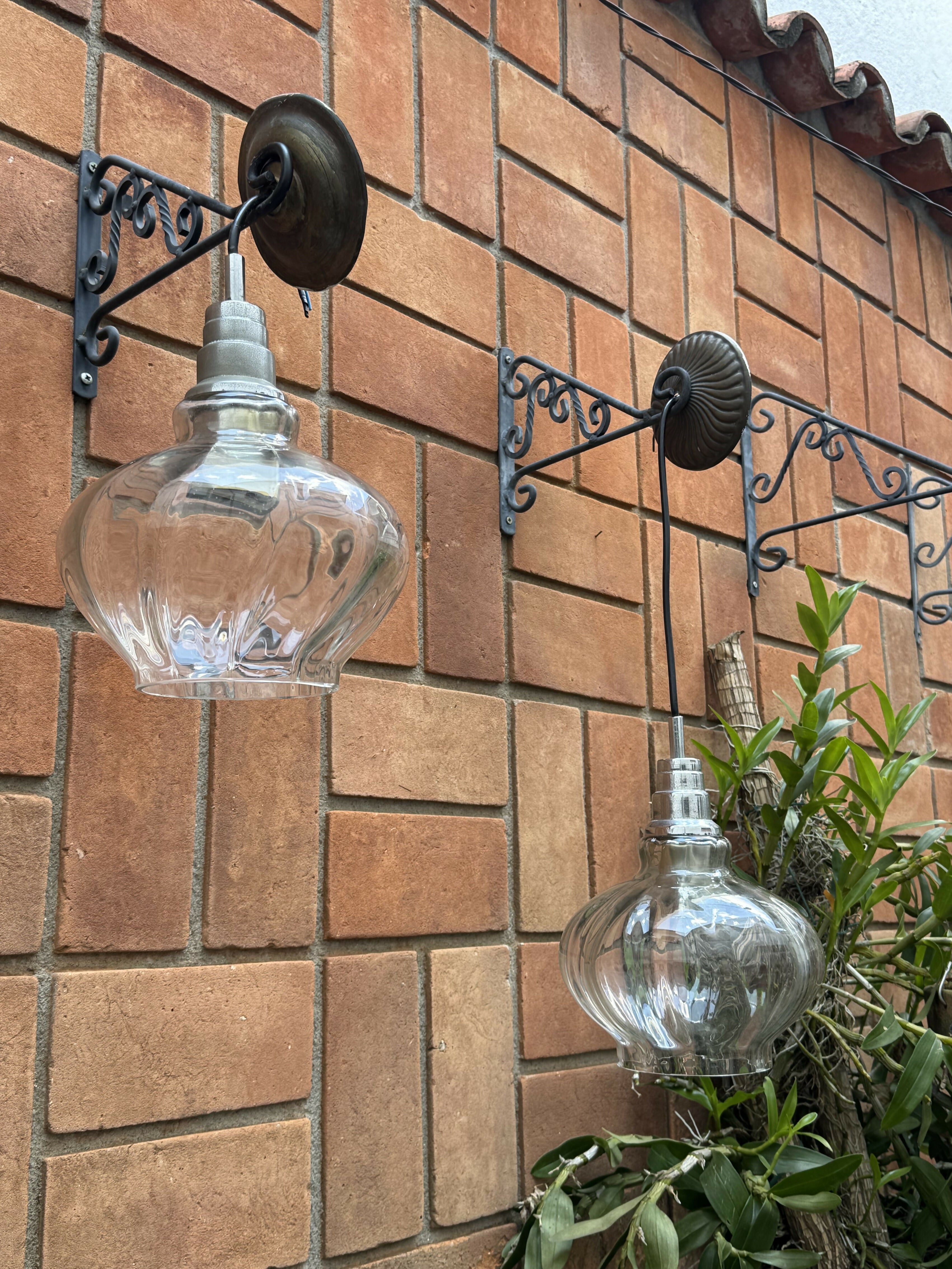 Antigo par de lustres pendentes em vidro