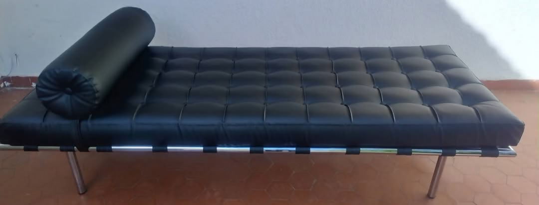 Chaise Divã Preta Design Cromada Couro Nova
