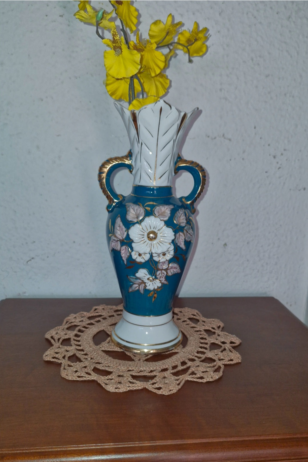 Vaso de porcelana azul e branca com decoração floral 