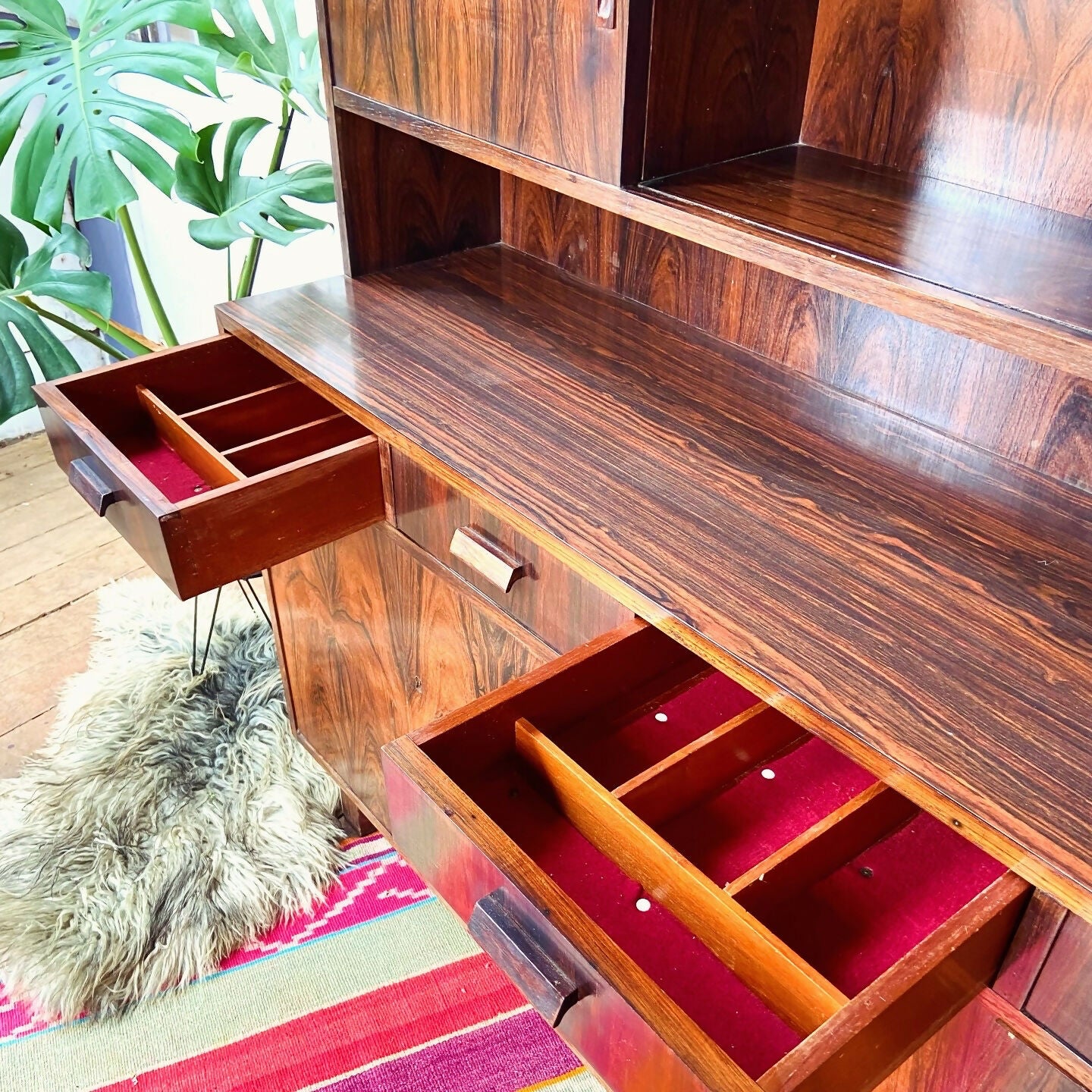 Estante Mid Century anos 60 design escandinavo em jacarandá