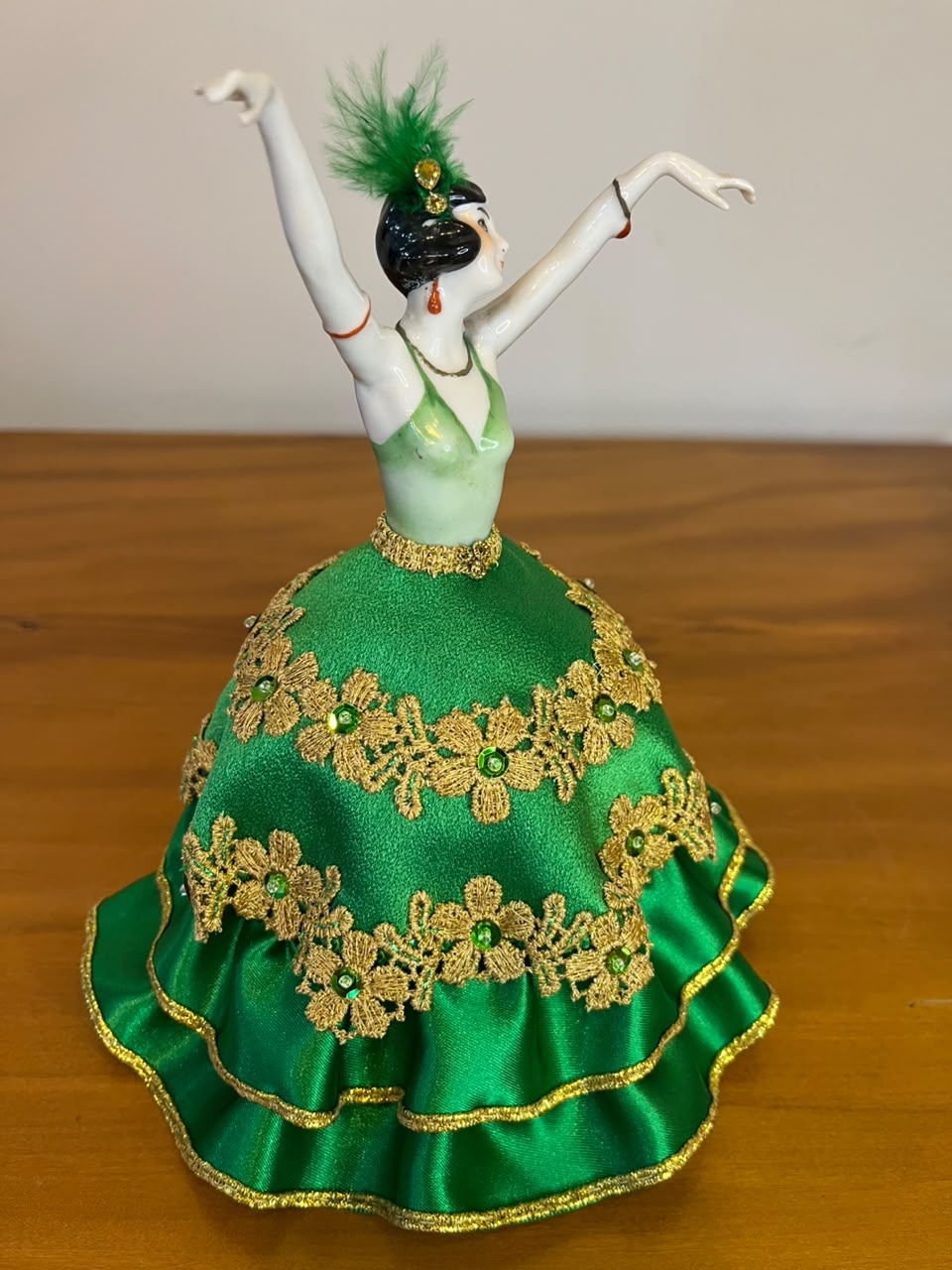 Boneca decorativa em porcelana com traje em tecido – figura feminina dançante verde – 18 cm