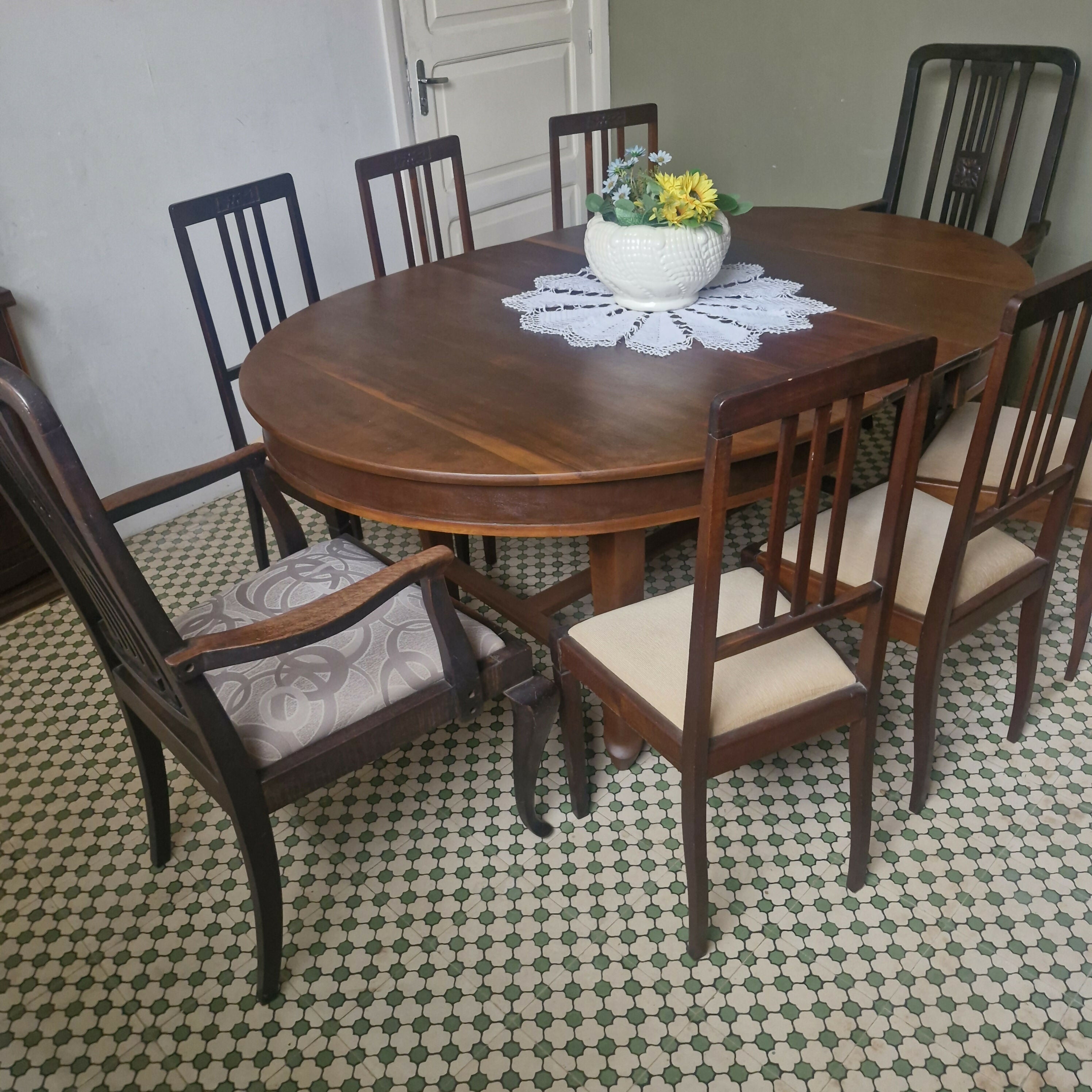 Jogo de Jantar Art Deco com mesa oval e 8 cadeiras