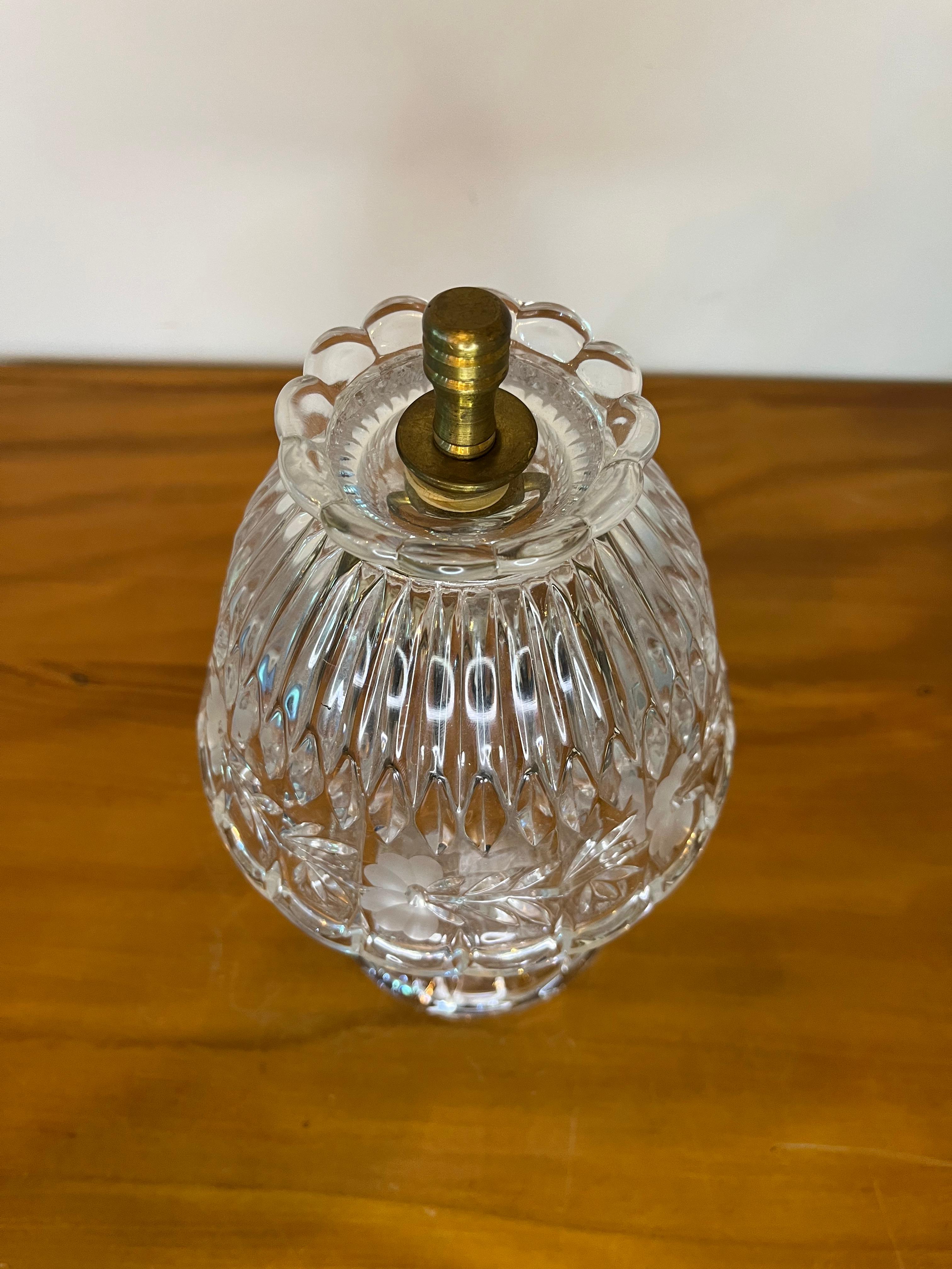 Abajur em vidro trabalhado com cúpula floral e detalhes em metal dourado — 27 cm
