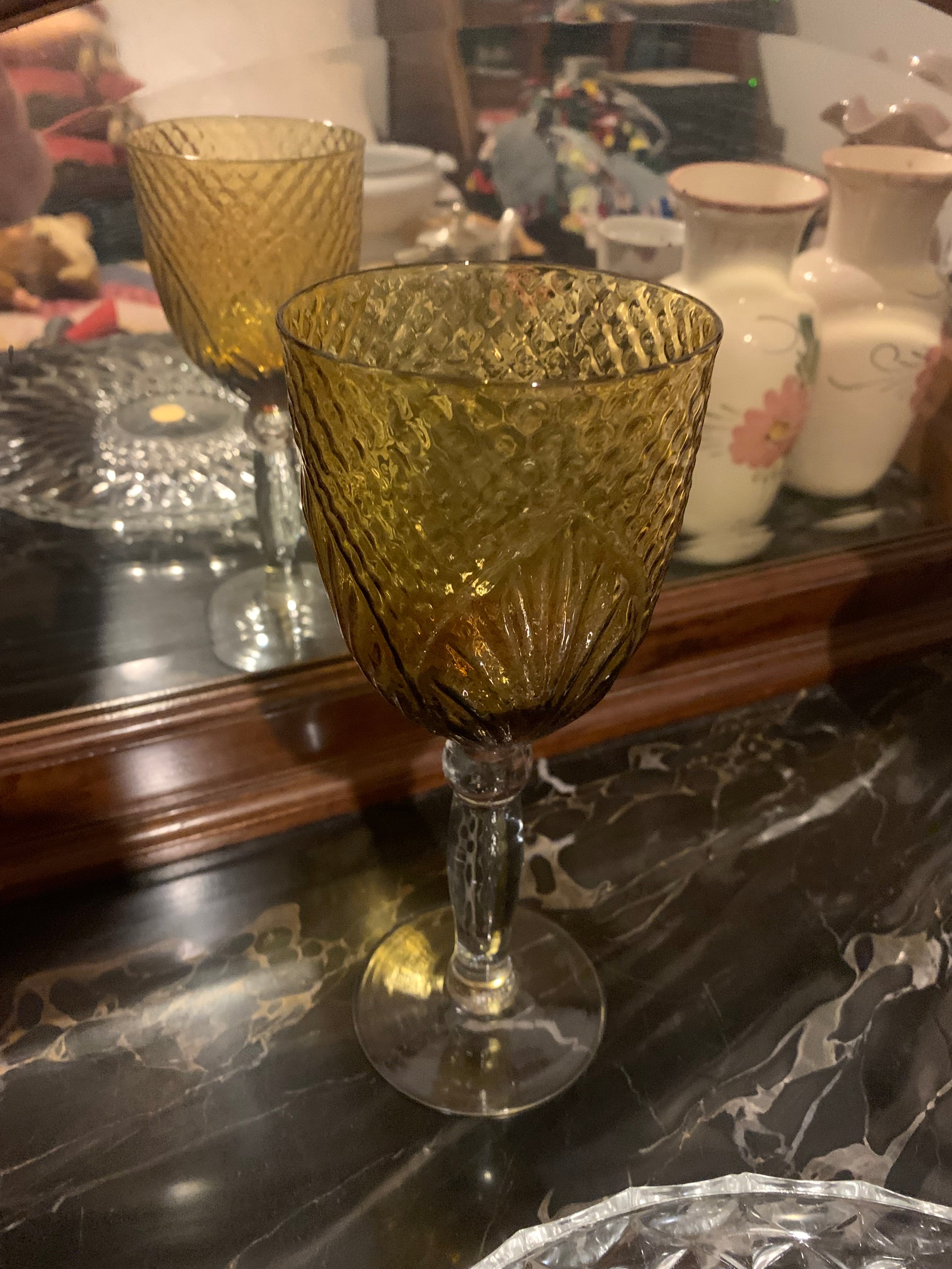 Taça solteira grande e antiga em vidro âmbar texturizado