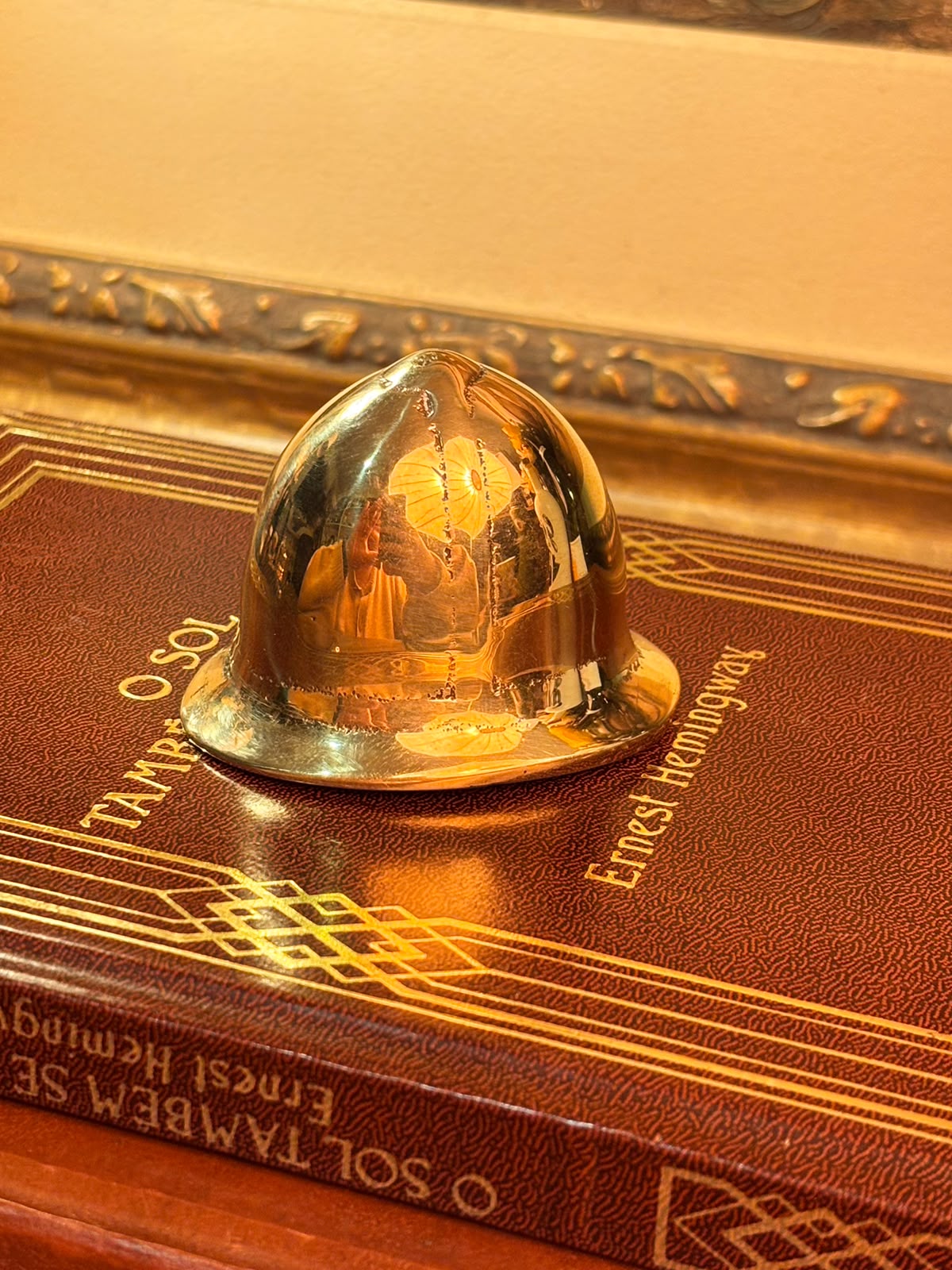 Abridor Vintage Colecionável Em Bronze Polido Formato De Chapéu