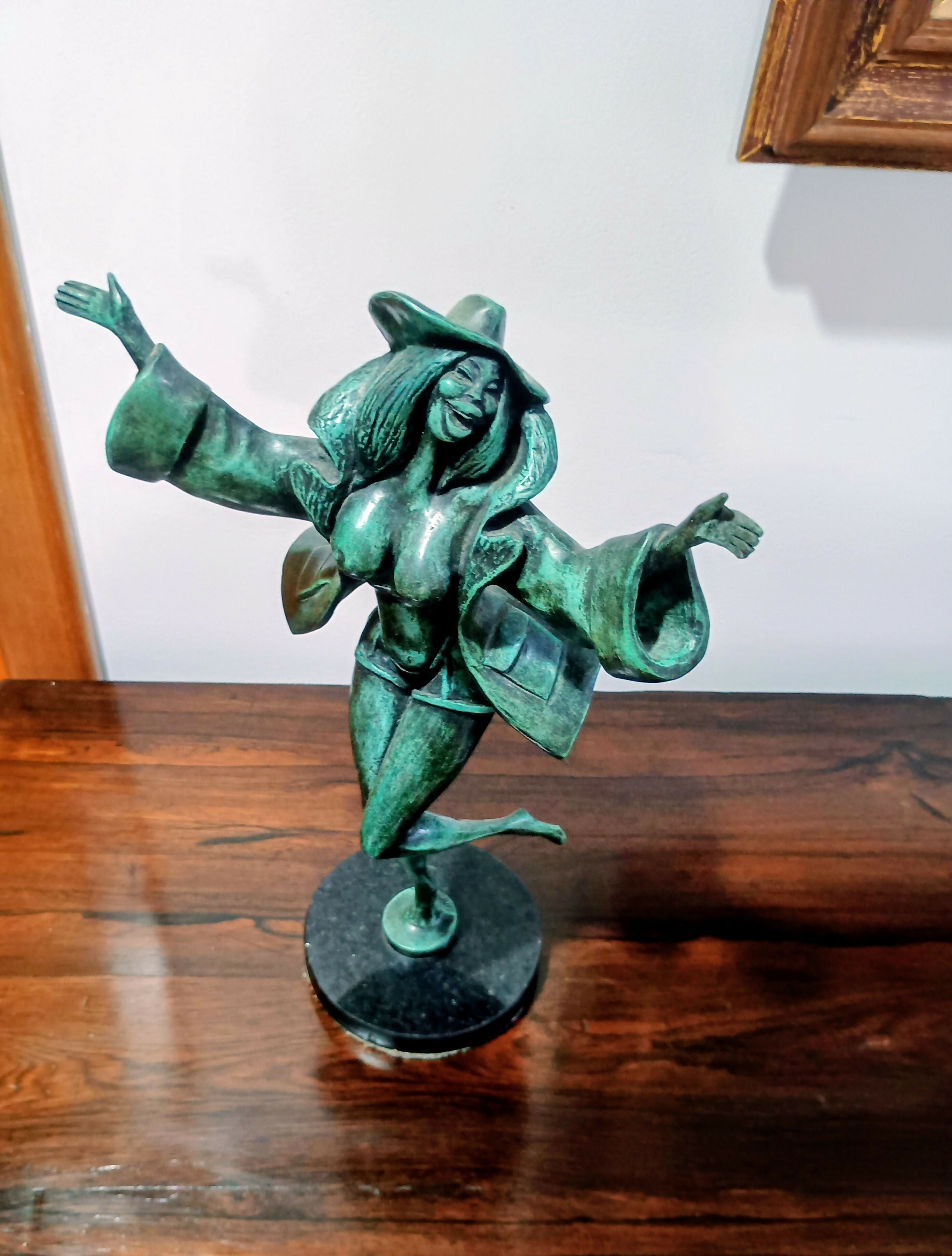 Escultura de Mulher em bronze assinada e numerada - Cartunista Lan