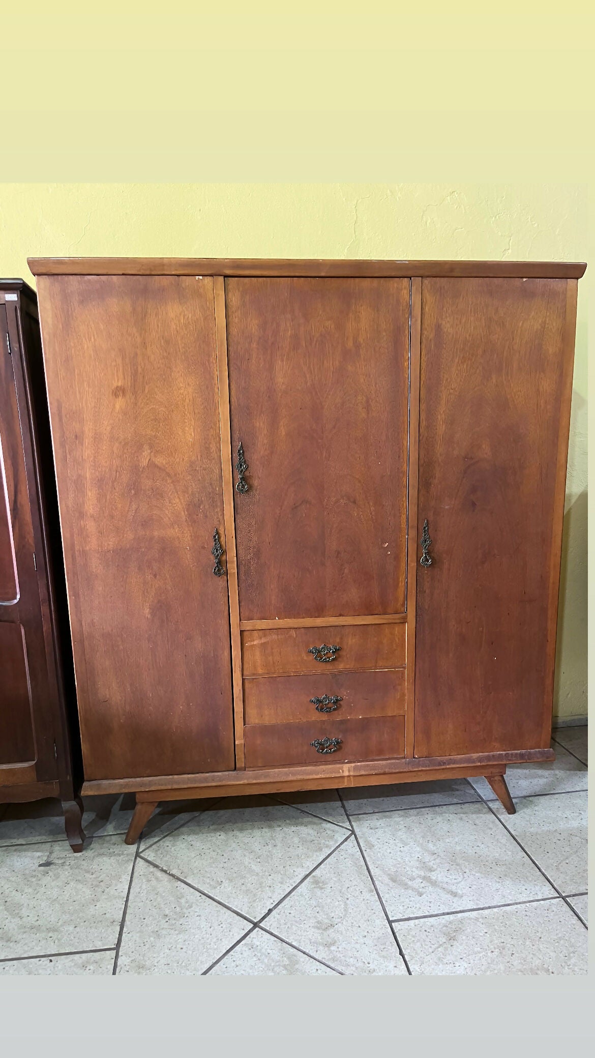 GUARDA ROUPAS ANOS 50 pés palito (temos a penteadeira também)