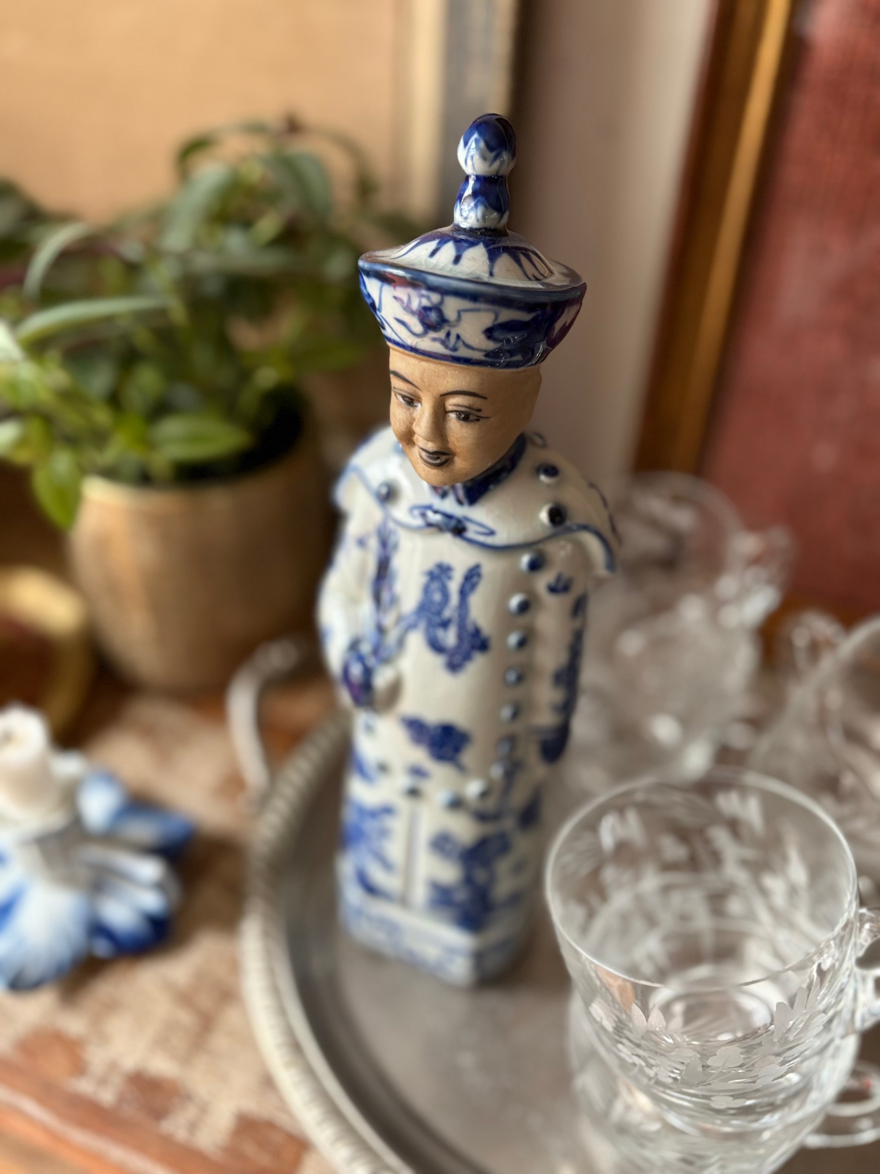 Figura / pequena escultura de sábio chinês em porcelana azul e branco