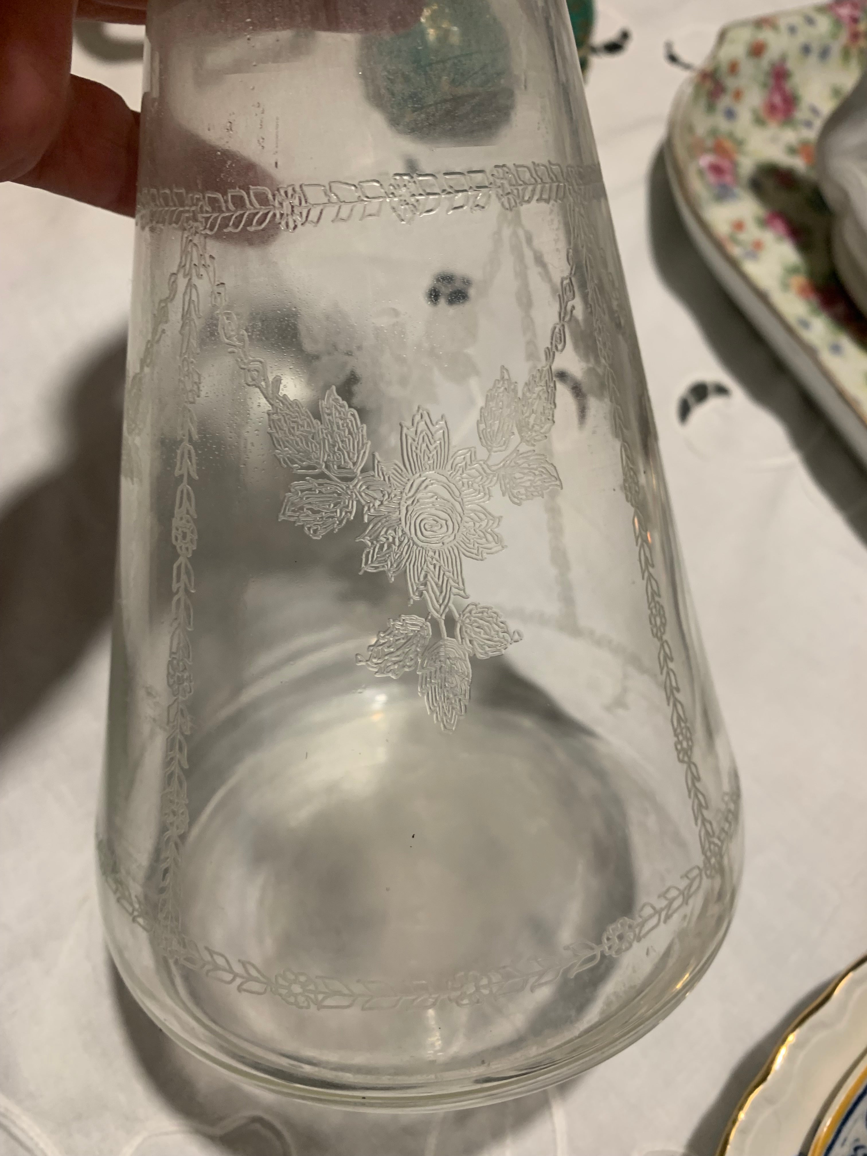 Antiga garrafa licoreira em vidro com linda lapidação Saint Louis