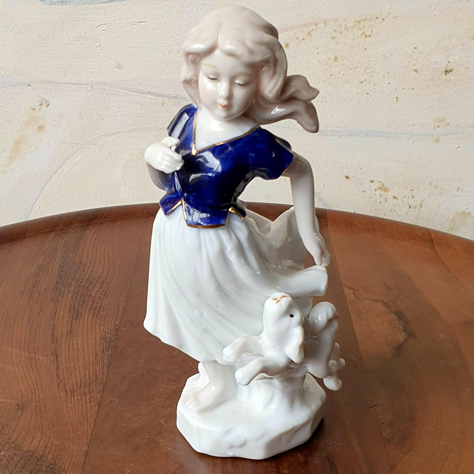 Escultura Menina com o cão em porcelana espanhola Lladró