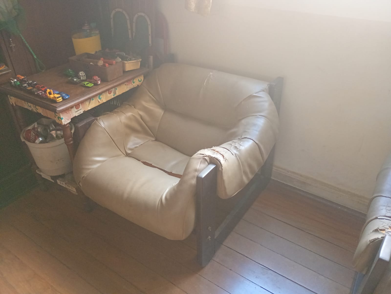 Raro de Par de Poltronas MP 97 de Percival Lafer - estofado original de época marrom