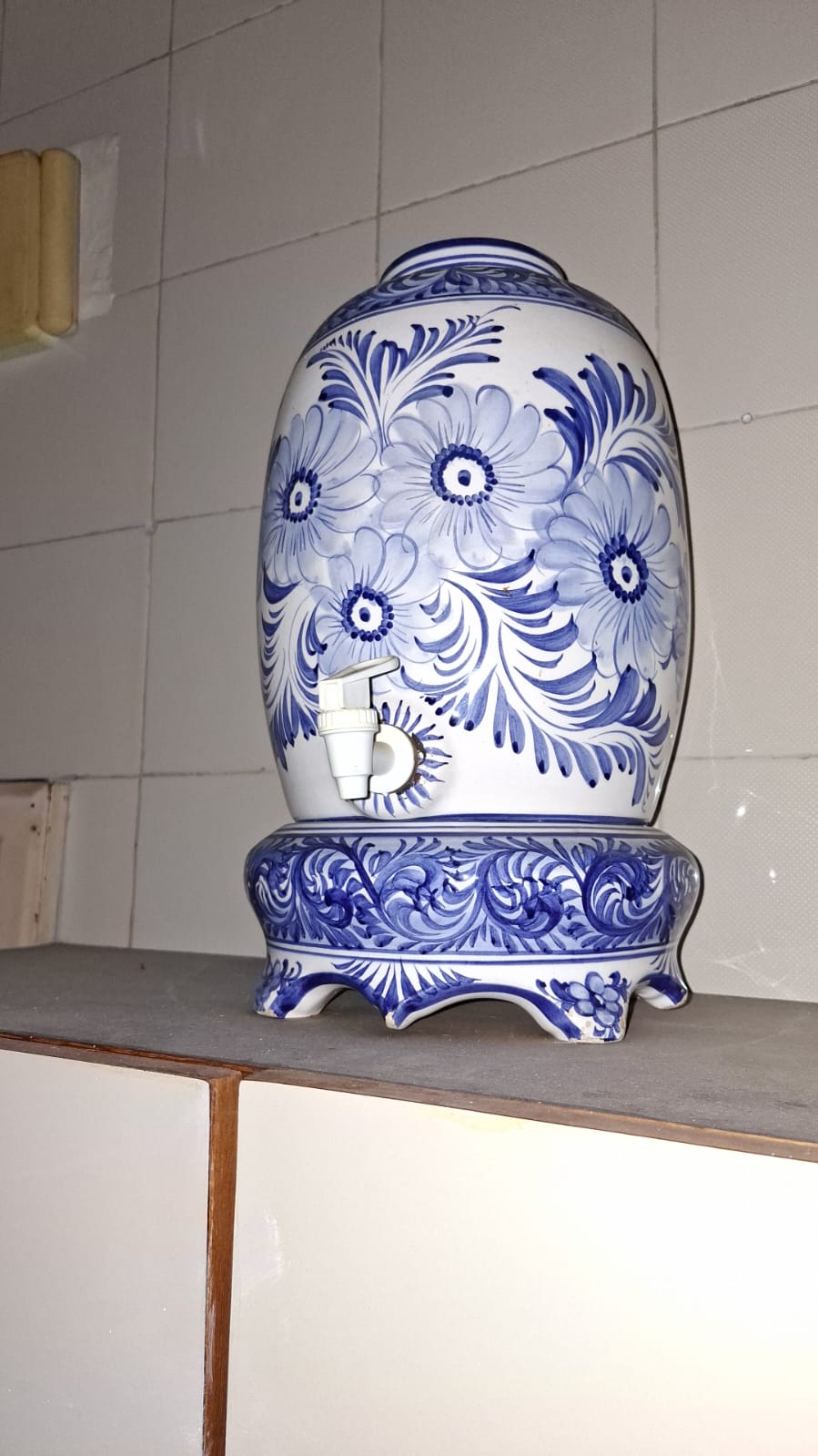 Talha estilo Português com desenhos florais em pintura azul