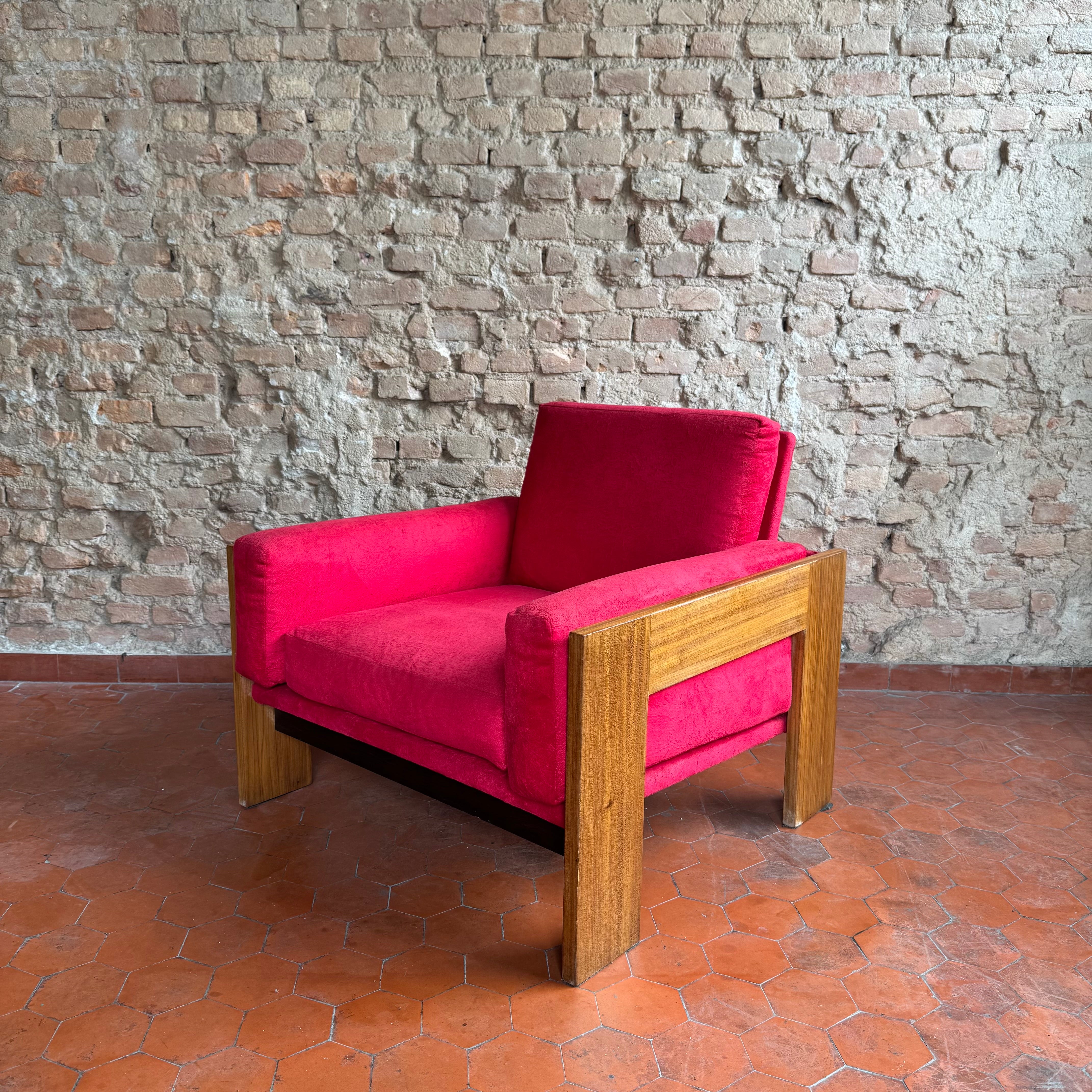 Poltrona em madeira clara e estofado vermelho - anos 70
