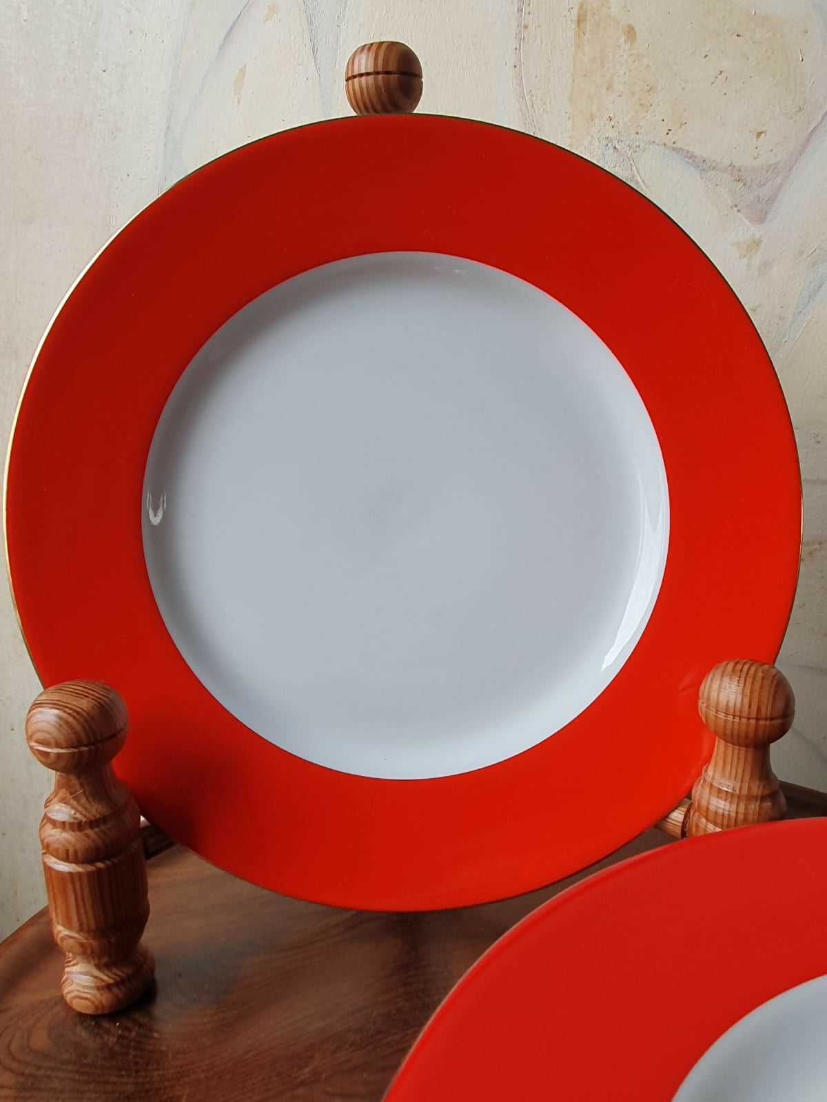 Conjunto de 18 pratos em porcelana Viva (Vista Alegre) com lindo barrado vermelho vivo e filetação a ouro 24k. Impecável!