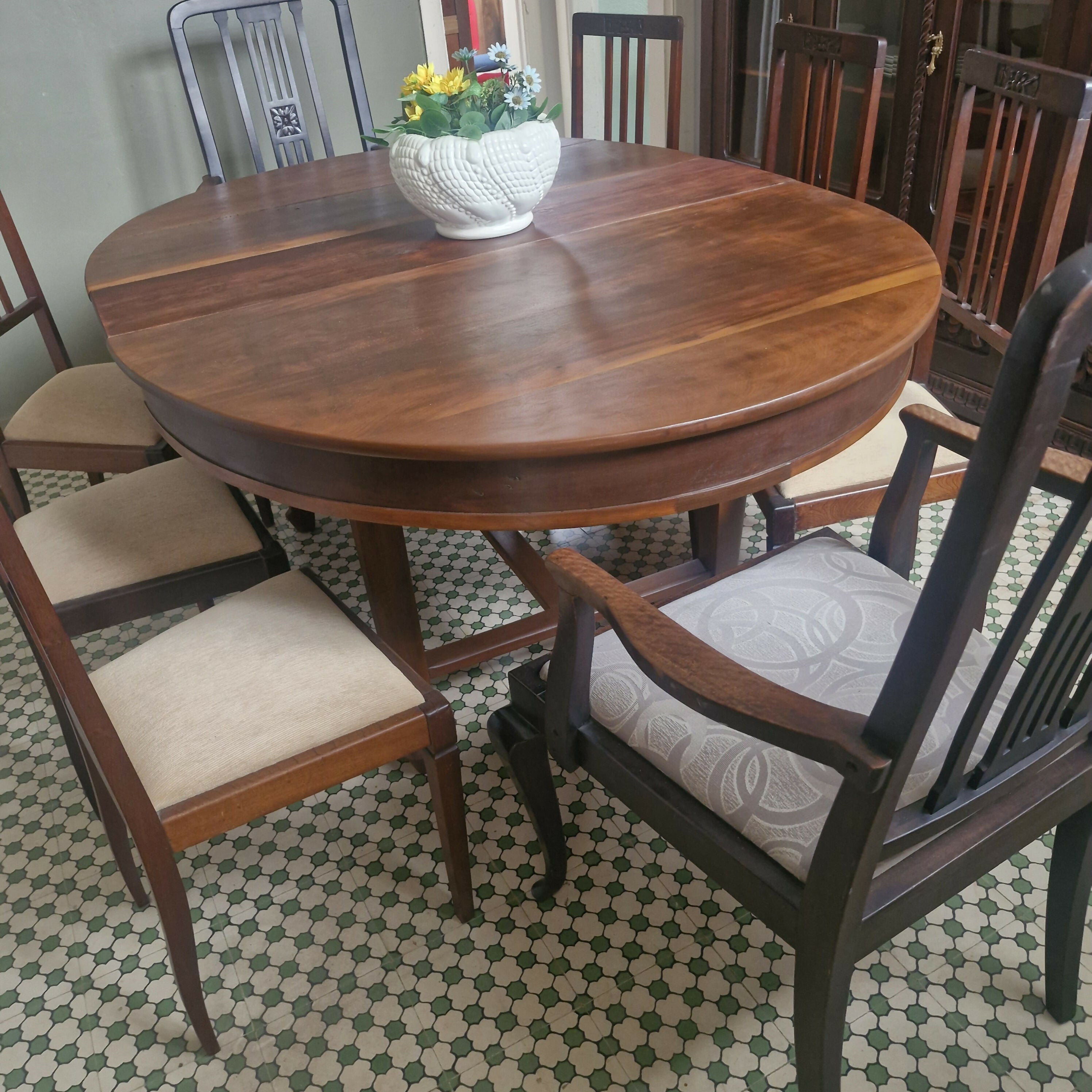 Jogo de Jantar Art Deco com mesa oval e 8 cadeiras