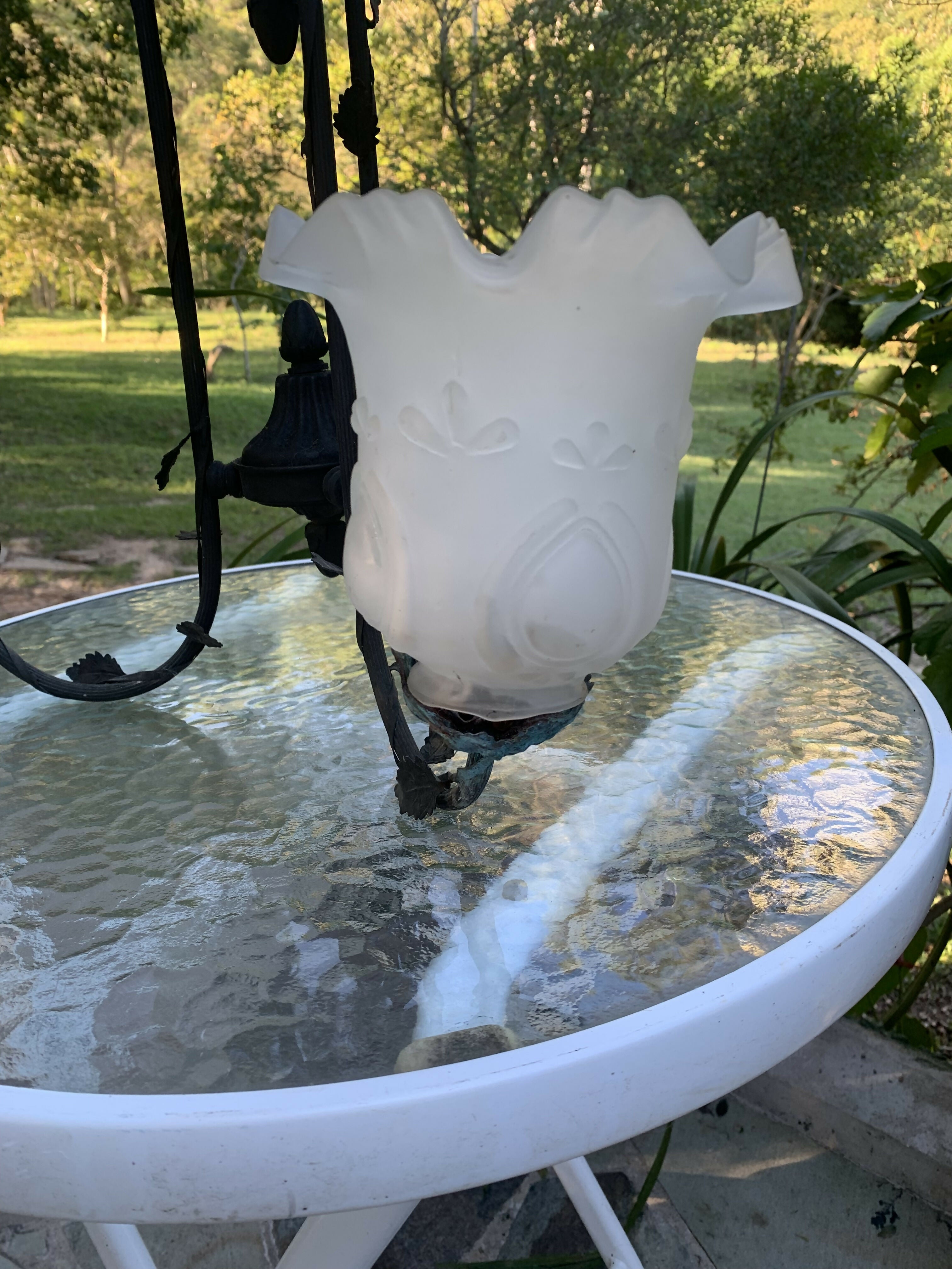 Lustre antigo em ferro com cúpulas de vidro fosco