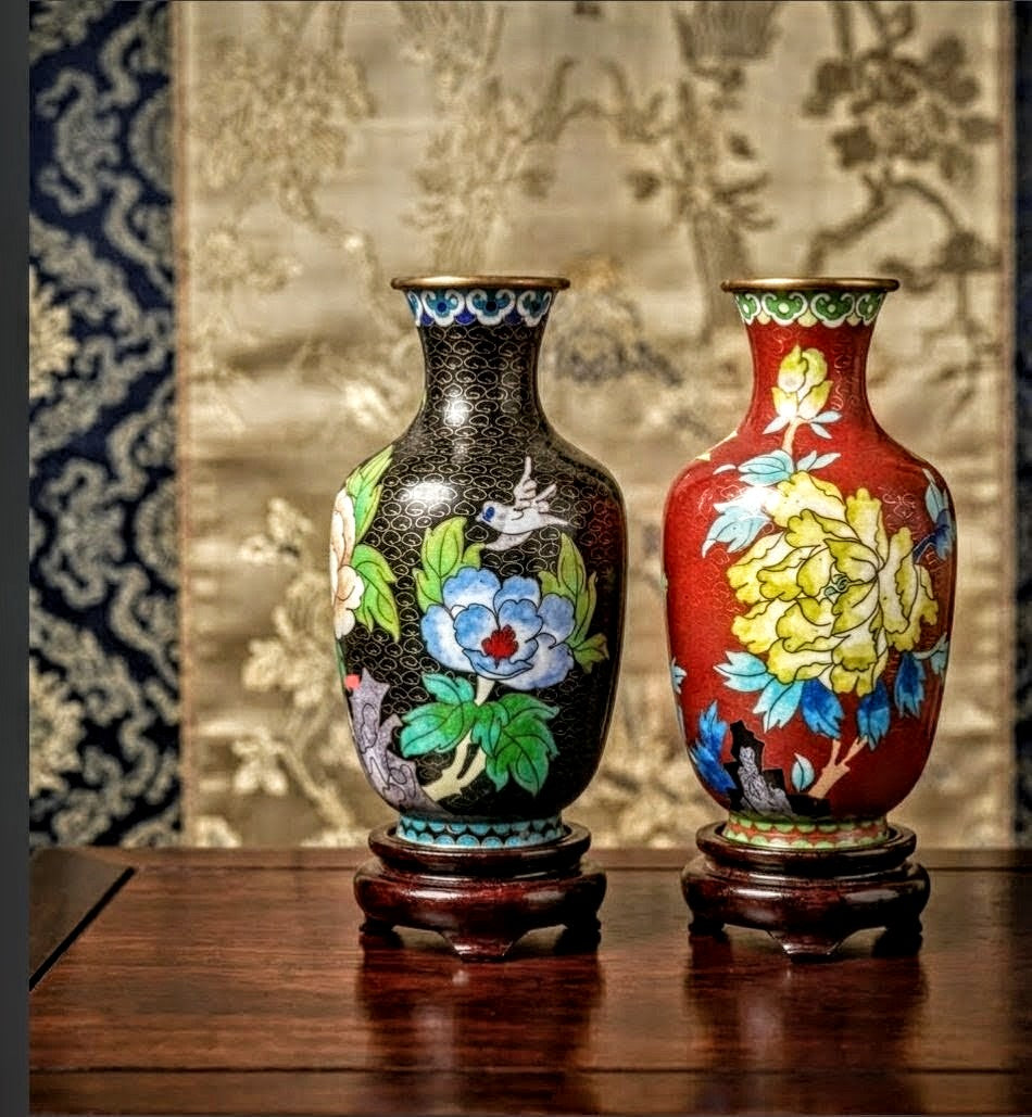 Par de Vasos Cloisonné Chineses Vintage (Anos 70) – 20cm com Peanhas em Madeira