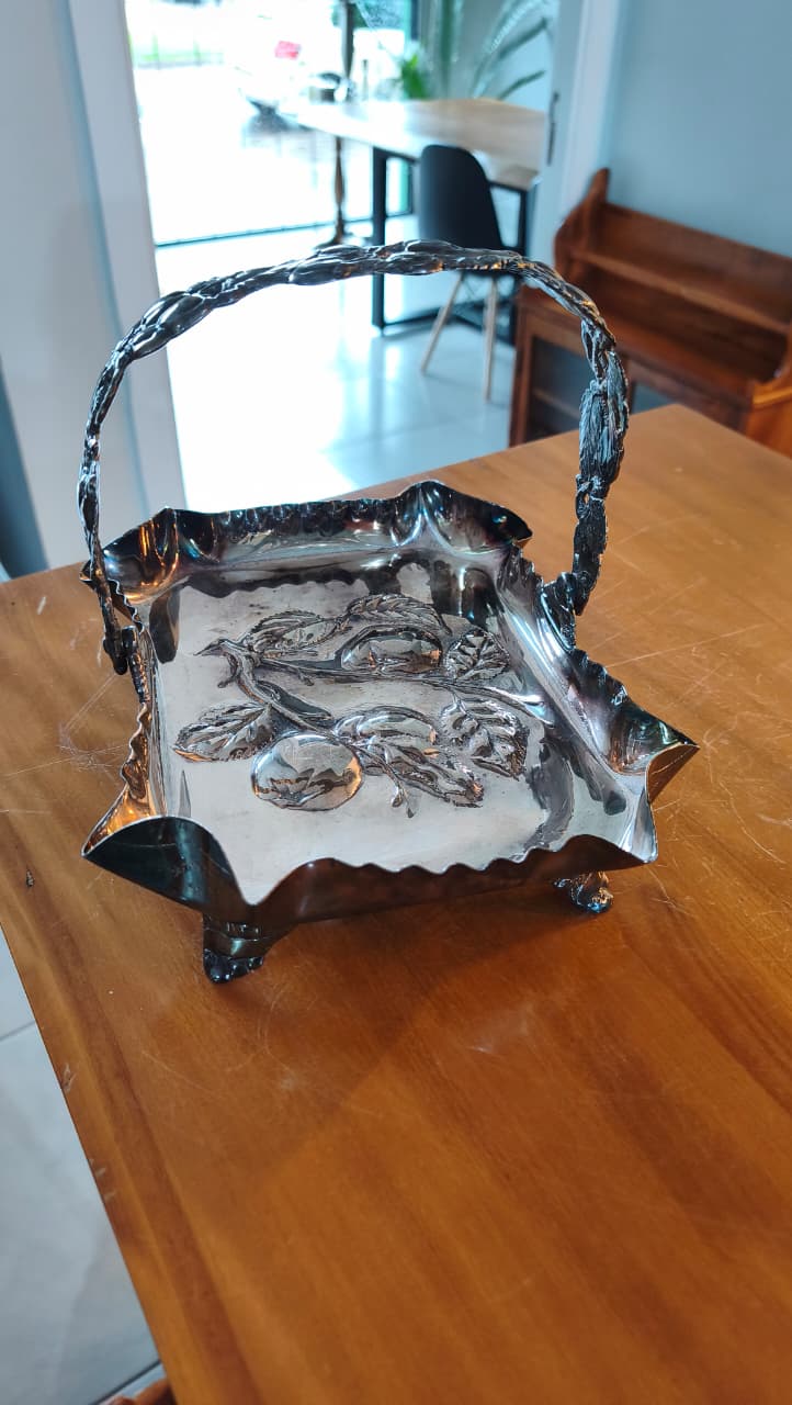 Fruteira Decorativa em Metal Prateado com Alça Ornamentada – Estilo Clássico