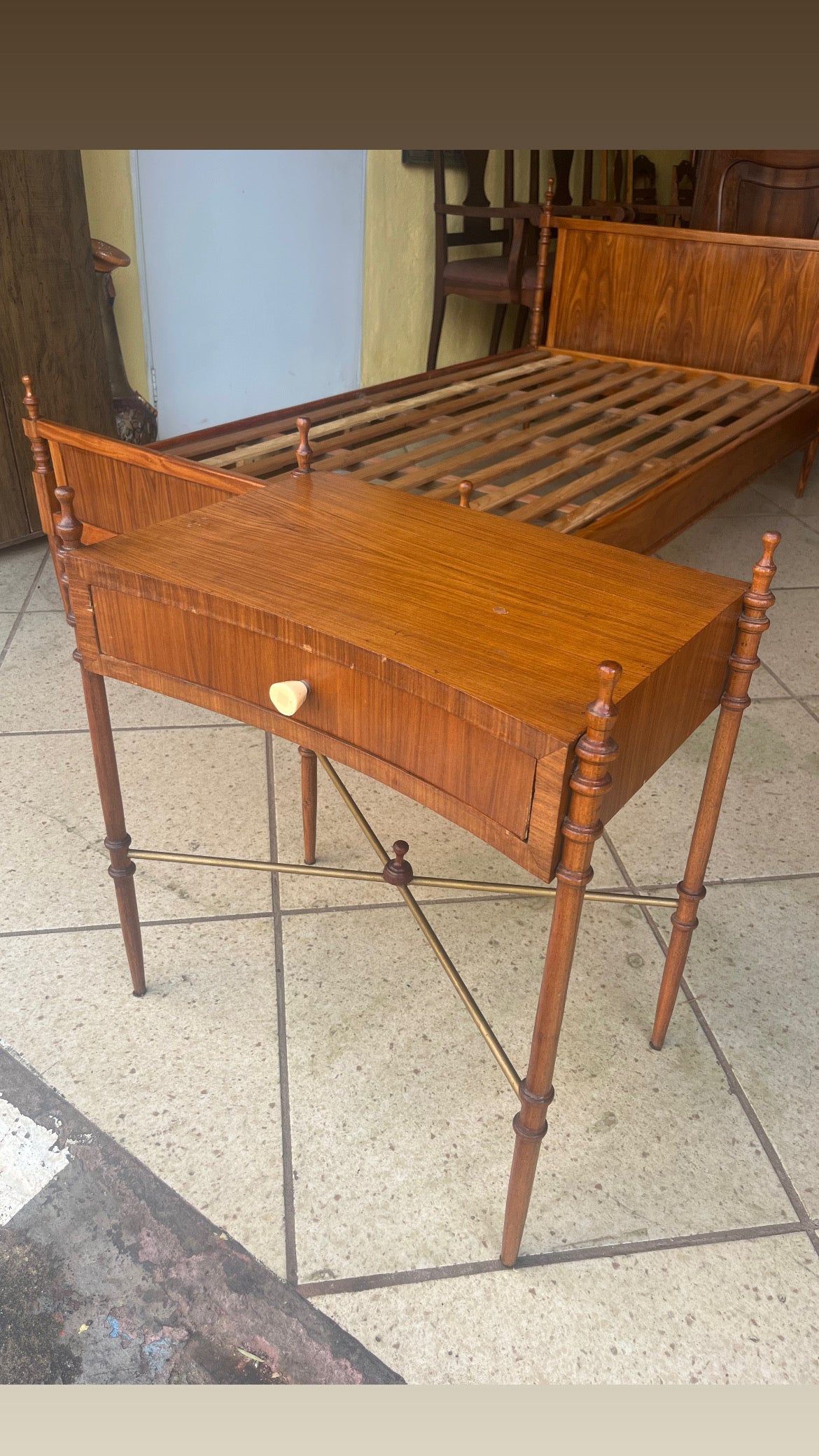 CONJUNTO DE CAMA DE SOLTEIRO COM MESINHA CABECEIRA ANTIGAS