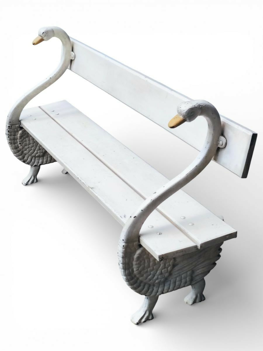 Banco de madeira em formato de dois cisnes