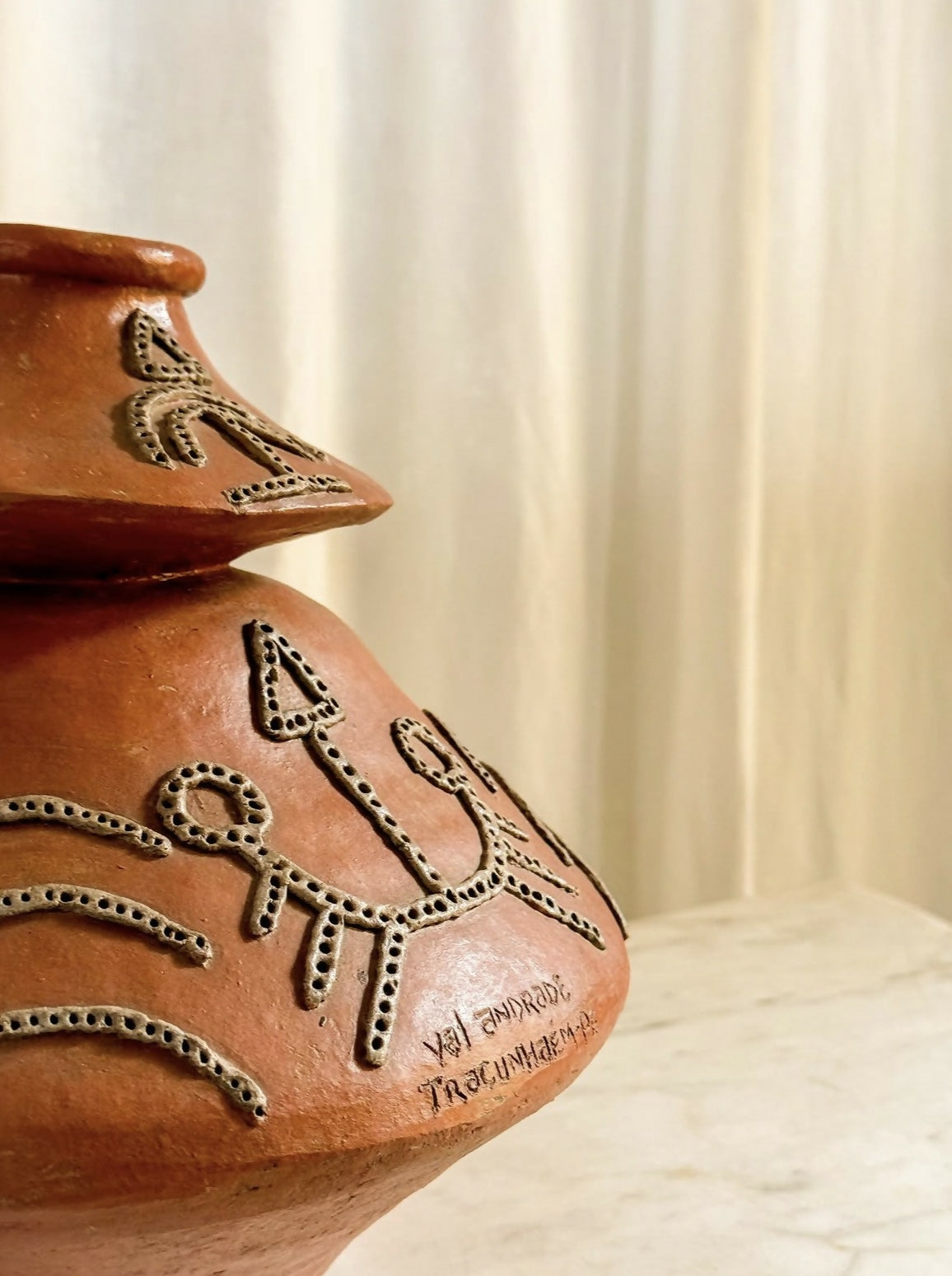 Vaso em cerâmica inspirado na cultura pré colombiana , Val Andrade