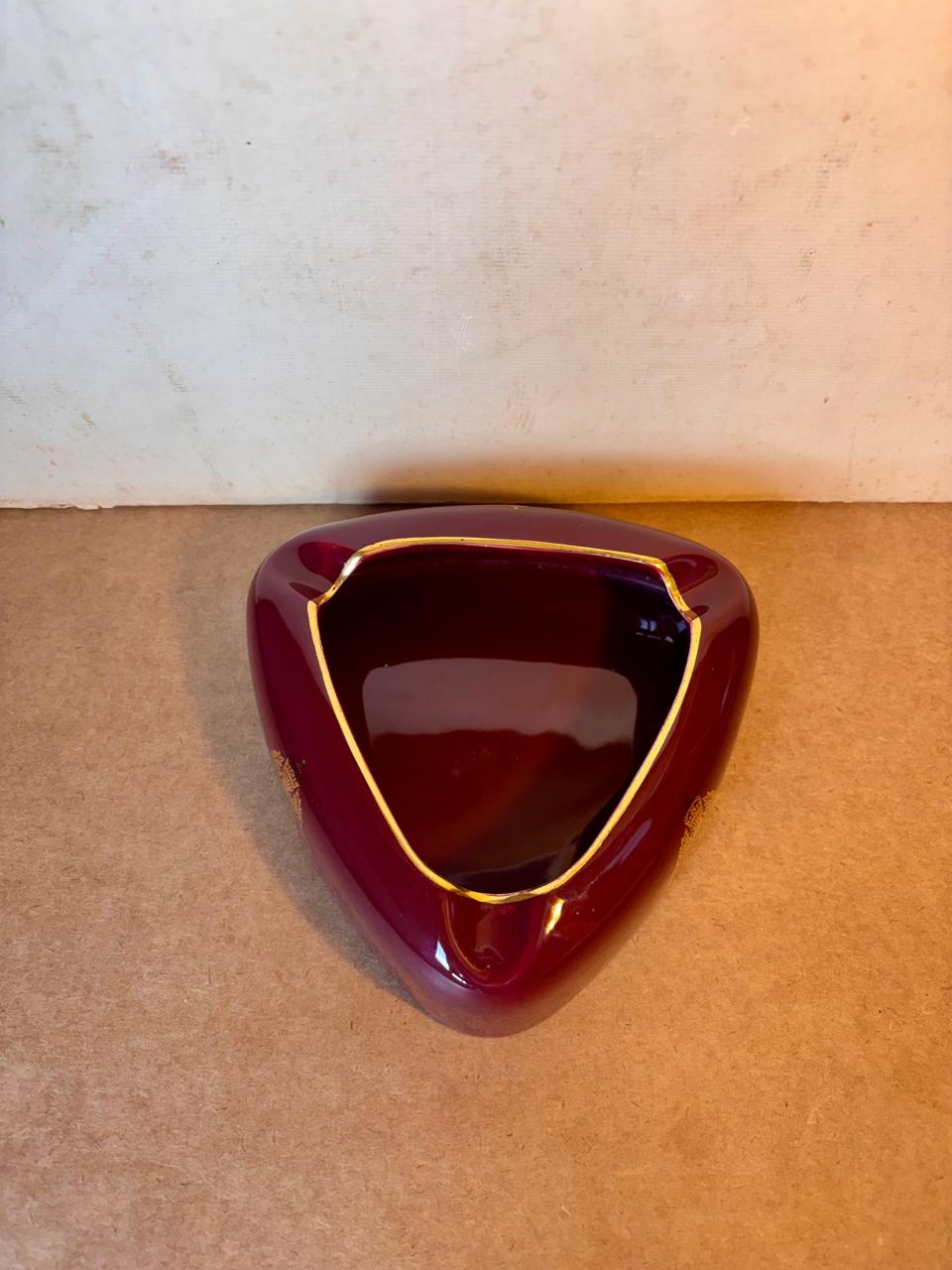 Cinzeiro triangular Dimple Scotch Whisky em cerâmica vinho e dourado — Wade (DMCPS_683)