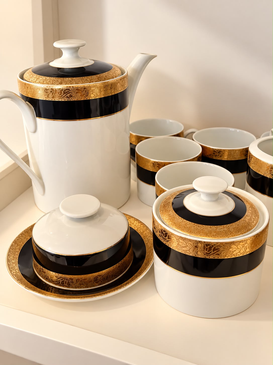 Elegante Conjunto de café Schmidt em preto e dourado 