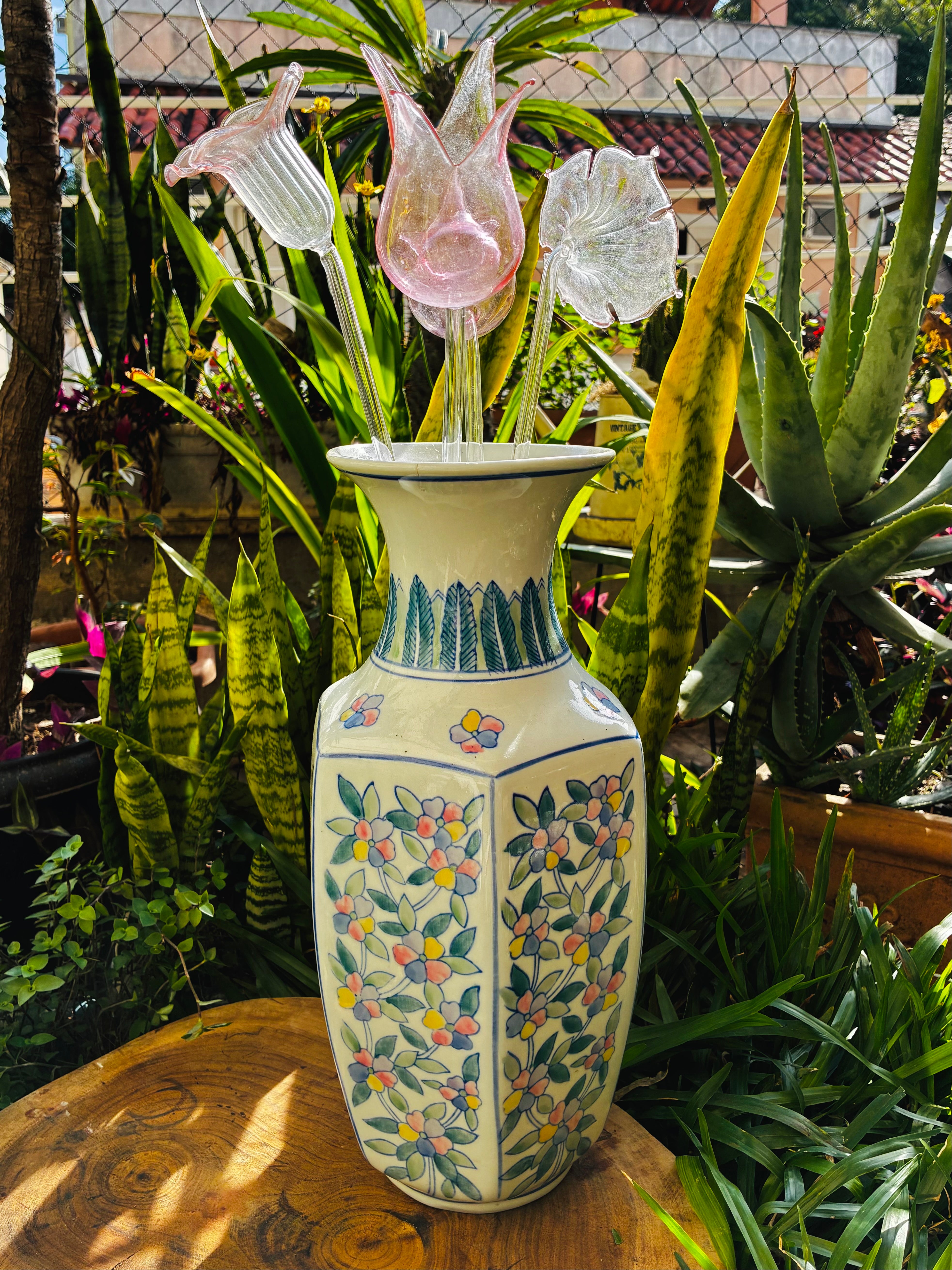 Vaso oriental pintado à mão com delicadas Flores de vidro