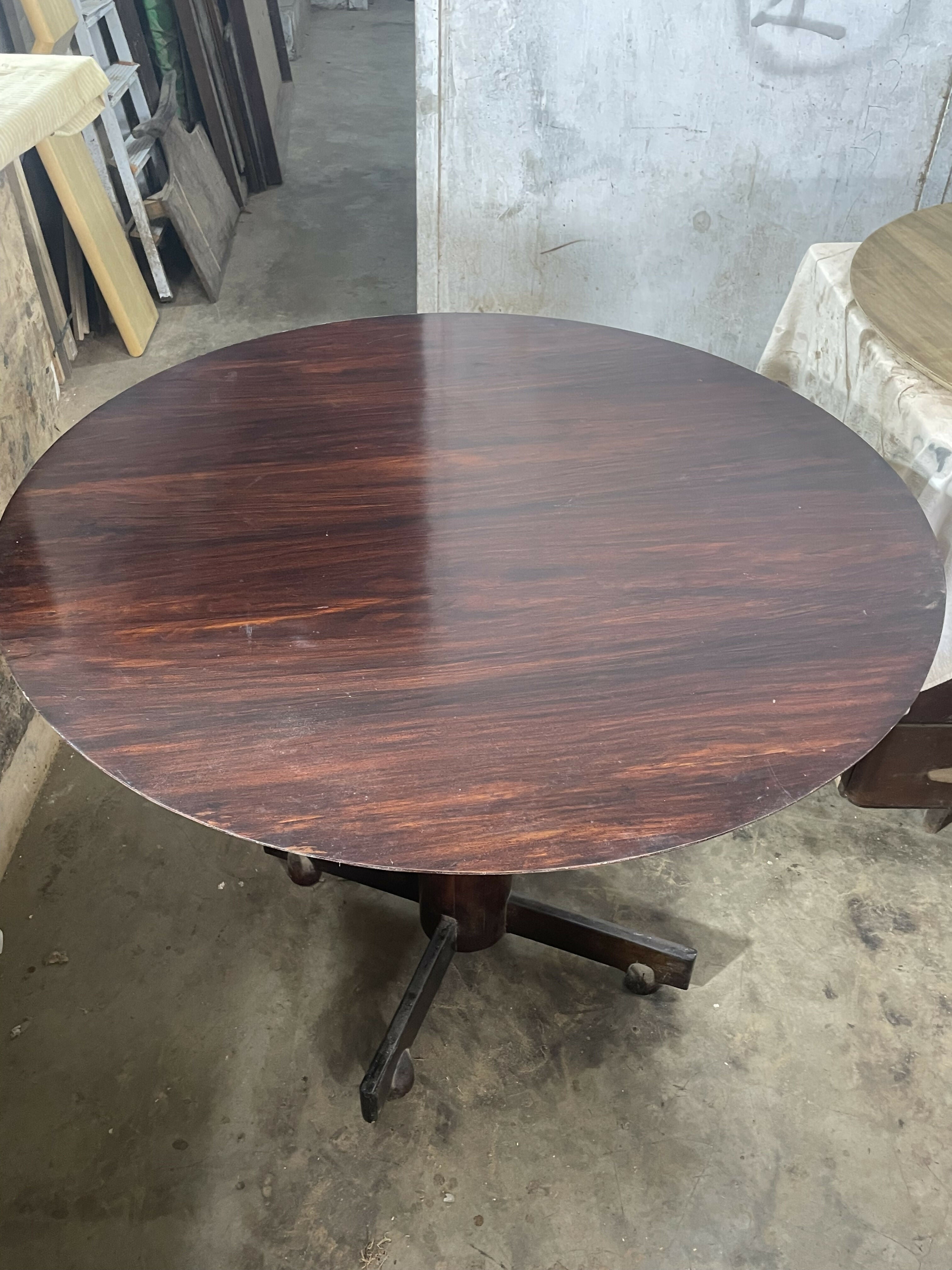 Mesa de Jantar Redonda de Época em Imbuia Maciça
