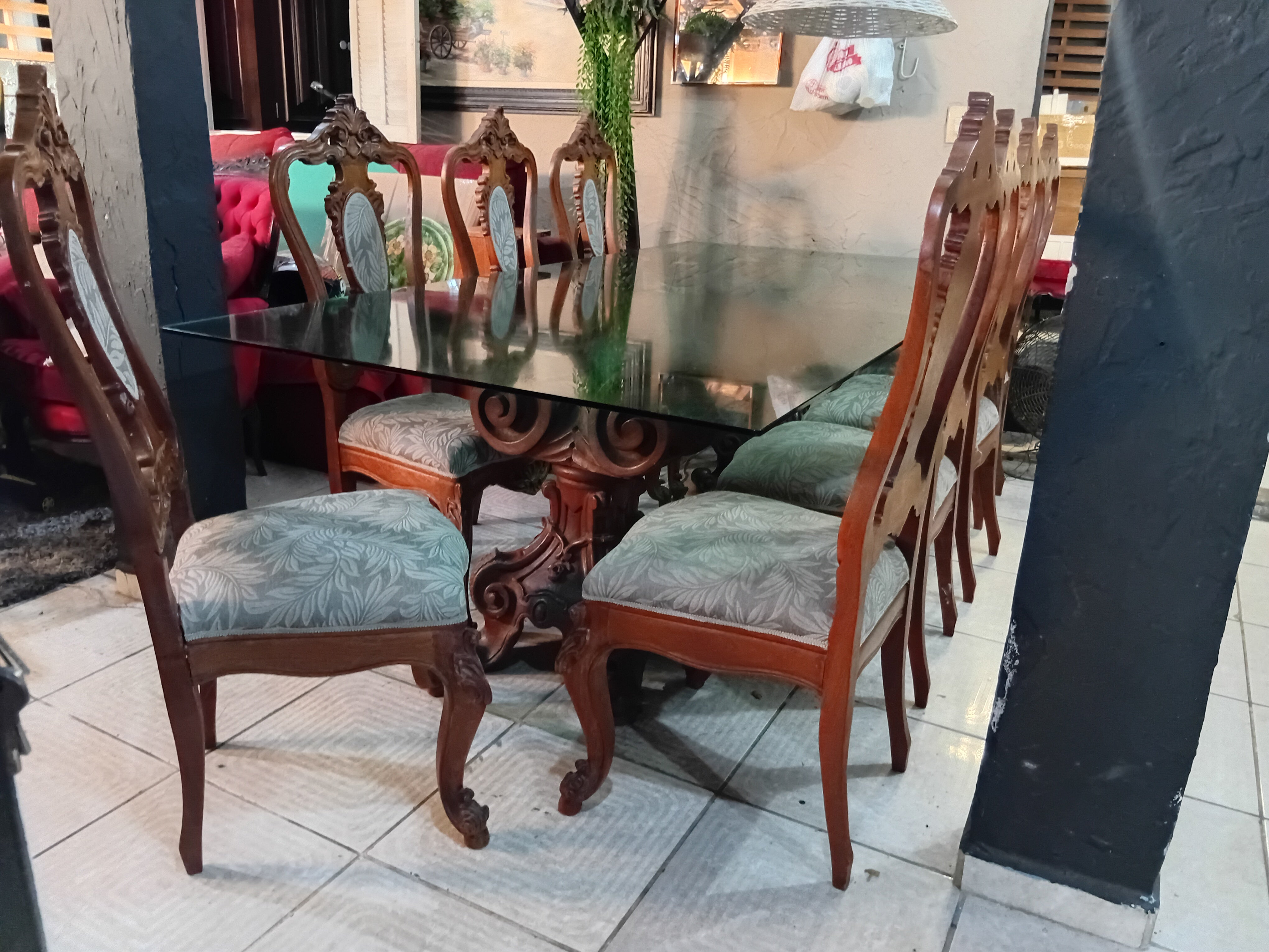 Mesa de jantar com base em madeira esculpida e tampo de vidro + 8 cadeiras 