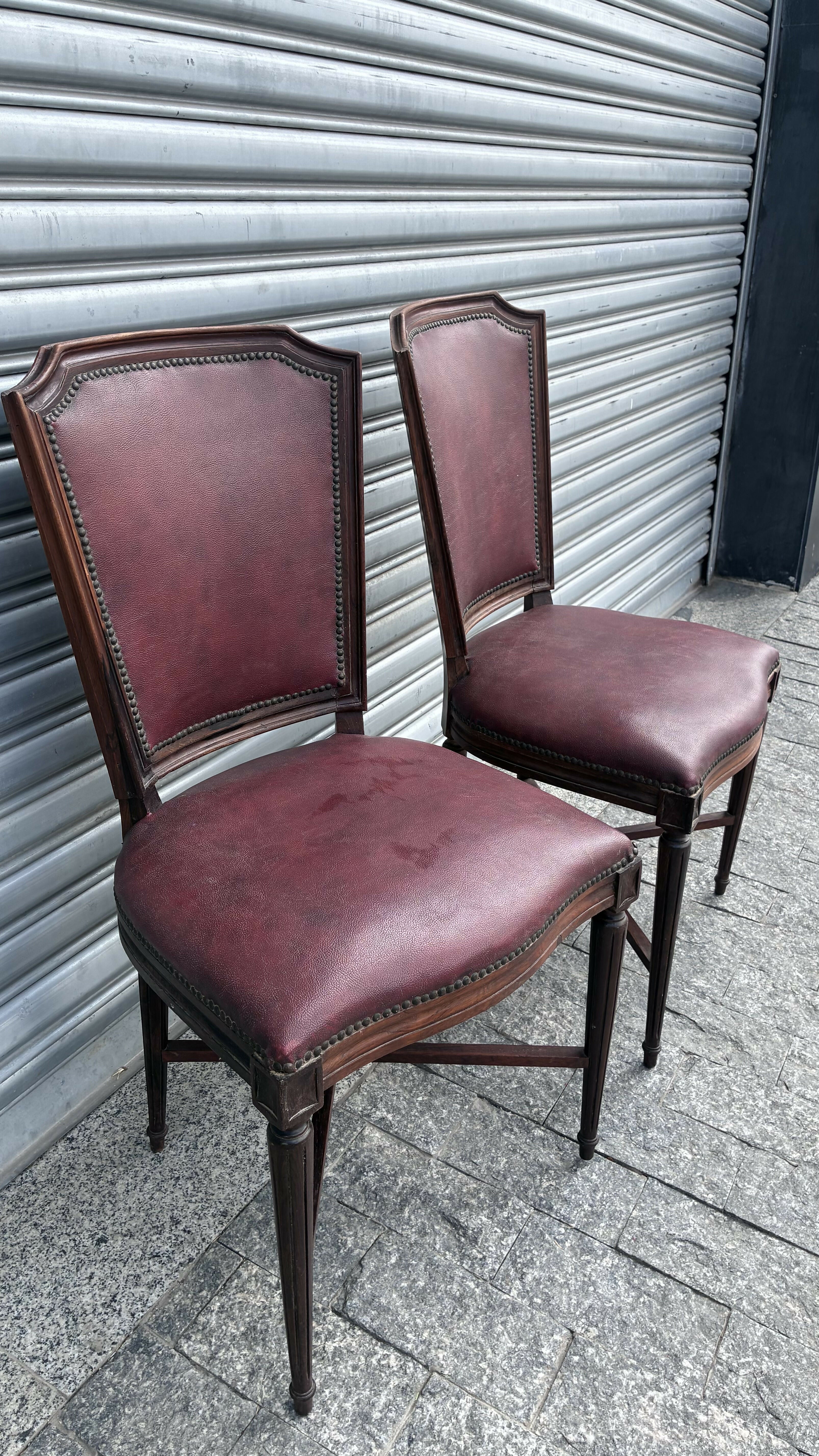 Cadeira em madeira maciça e courvin Vinho (valor unitário)