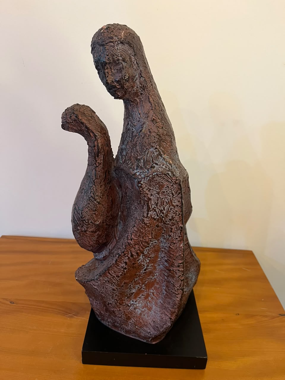Escultura figurativa abstrata – 40 cm